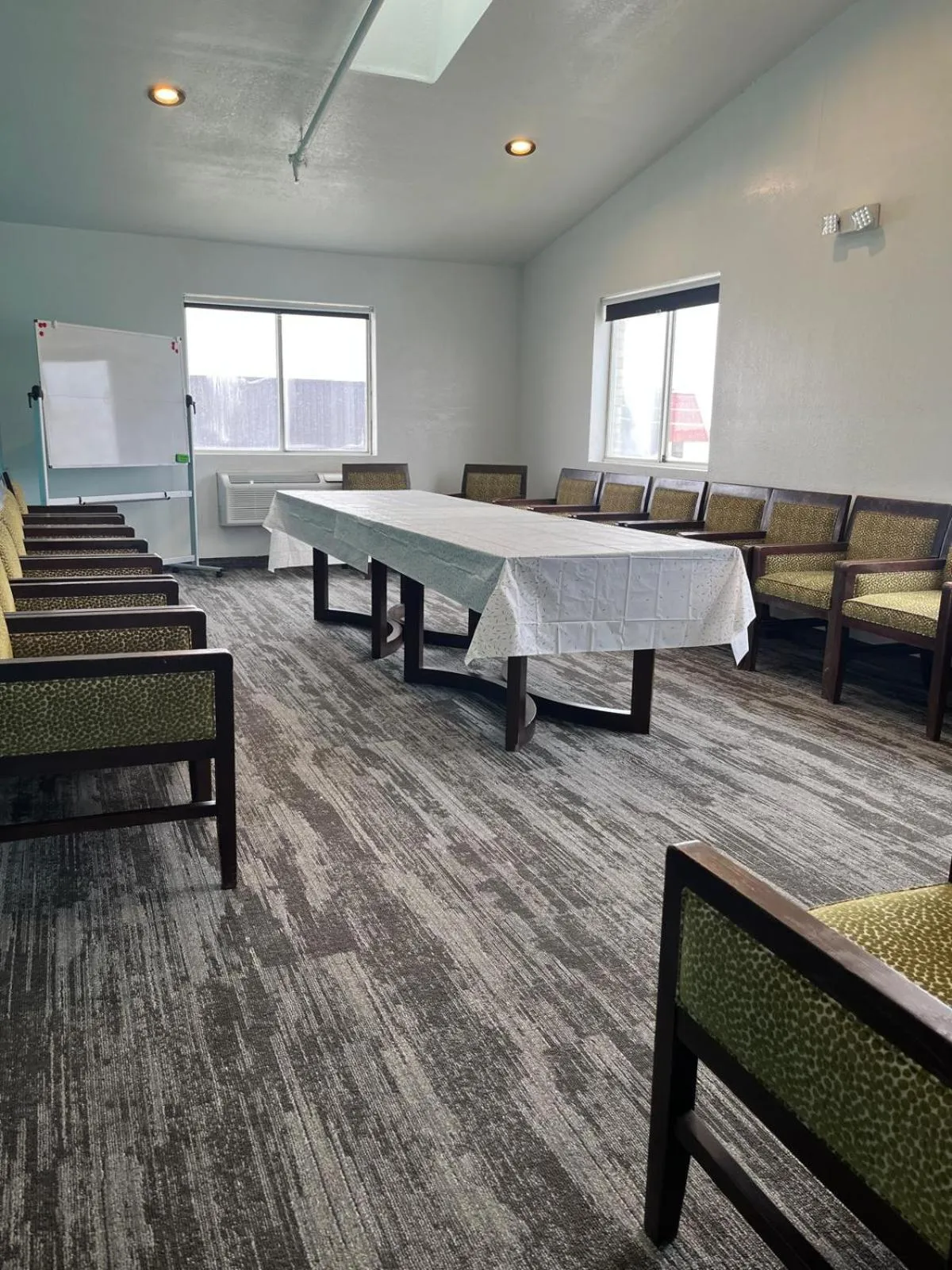 Meeting/conference room in Alliance Hotel & Suites, a Howard Johnson by Wyndham
