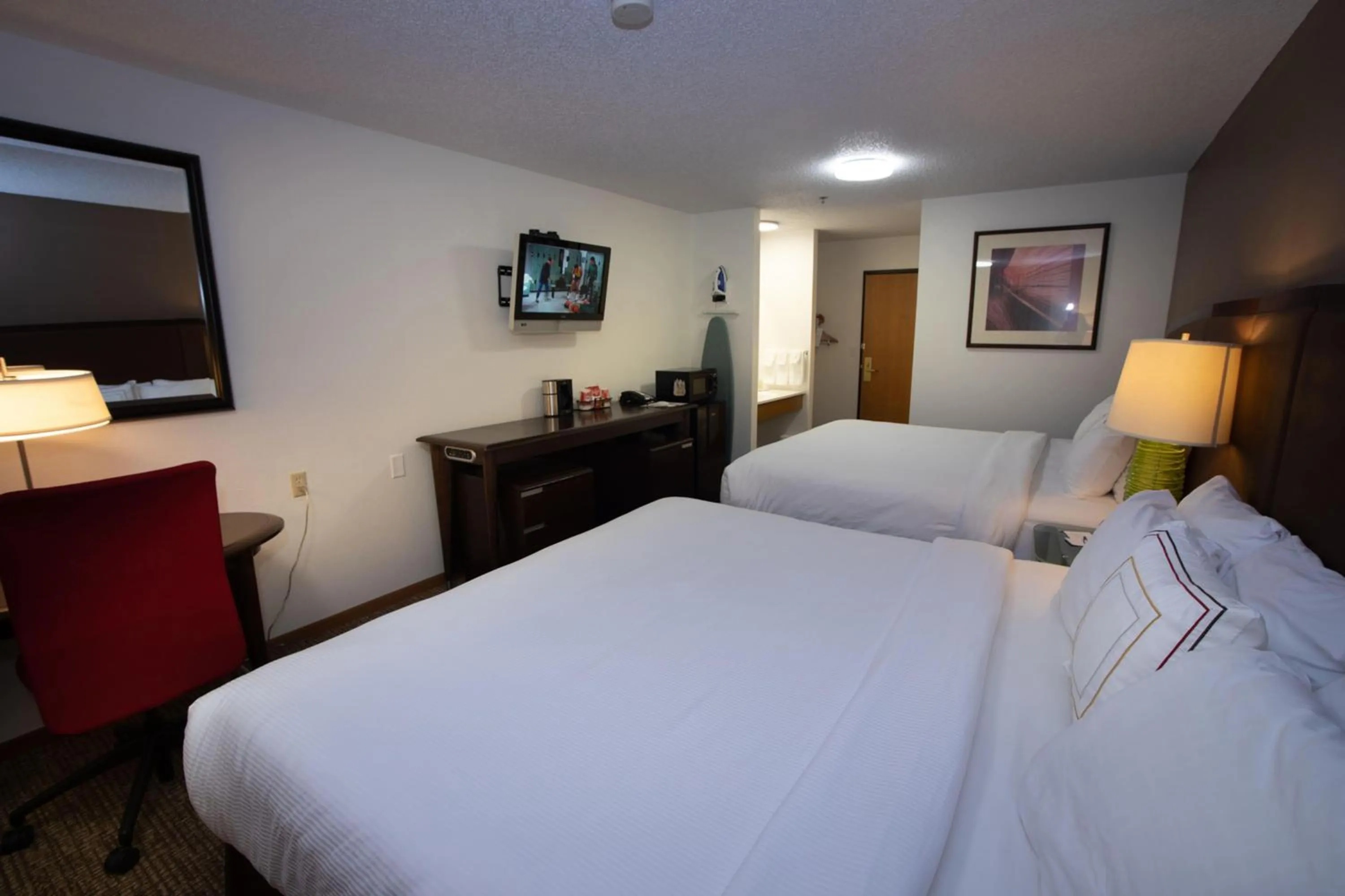 Photo of the whole room, Bed in Alliance Hotel & Suites, a Howard Johnson by Wyndham
