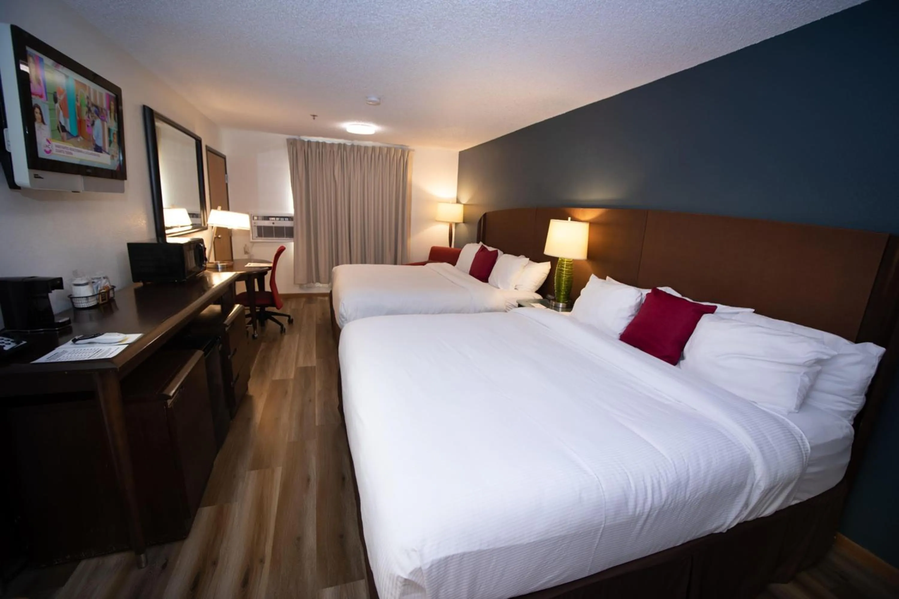 Photo of the whole room, Bed in Alliance Hotel & Suites, a Howard Johnson by Wyndham