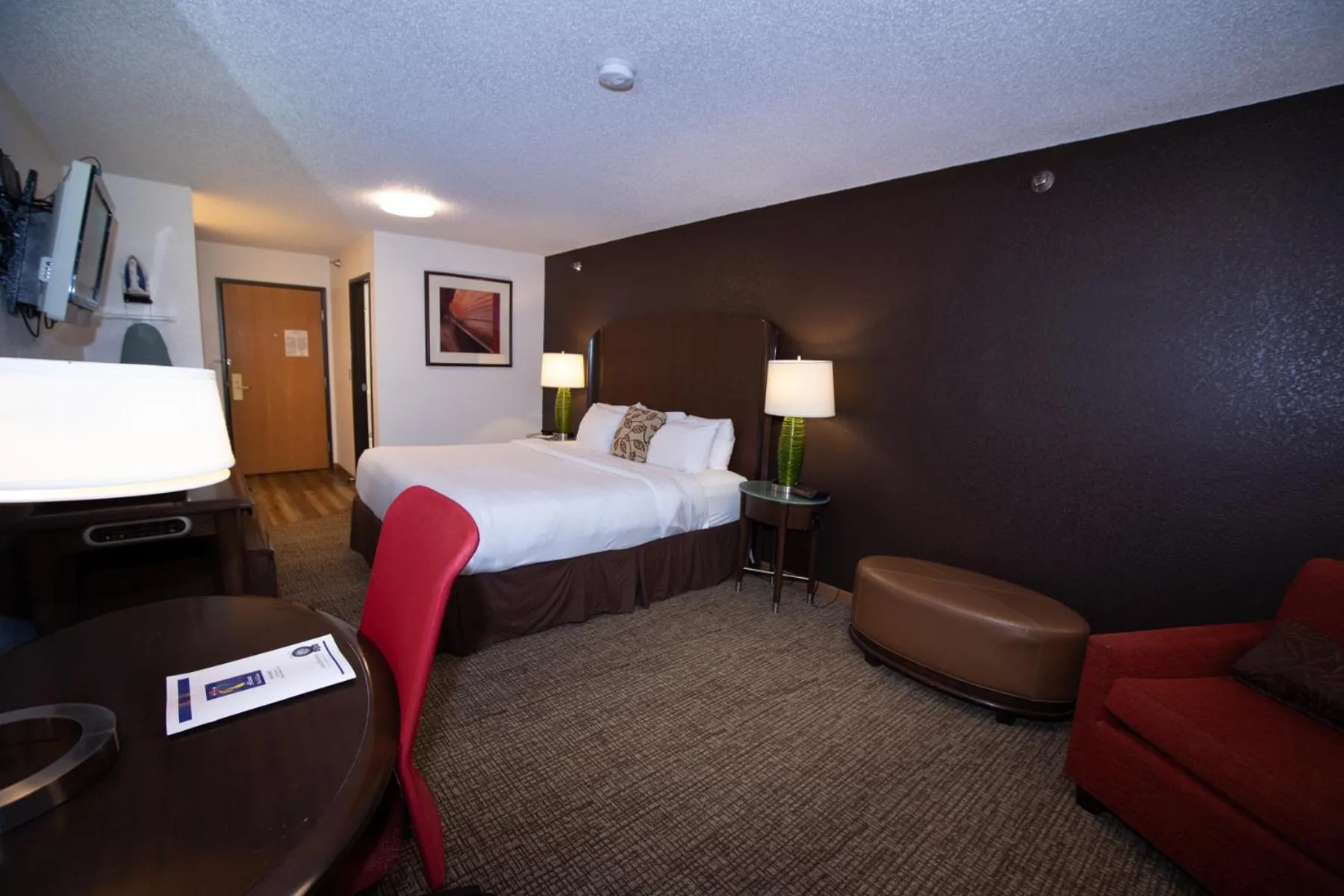 Photo of the whole room, Bed in Alliance Hotel & Suites, a Howard Johnson by Wyndham