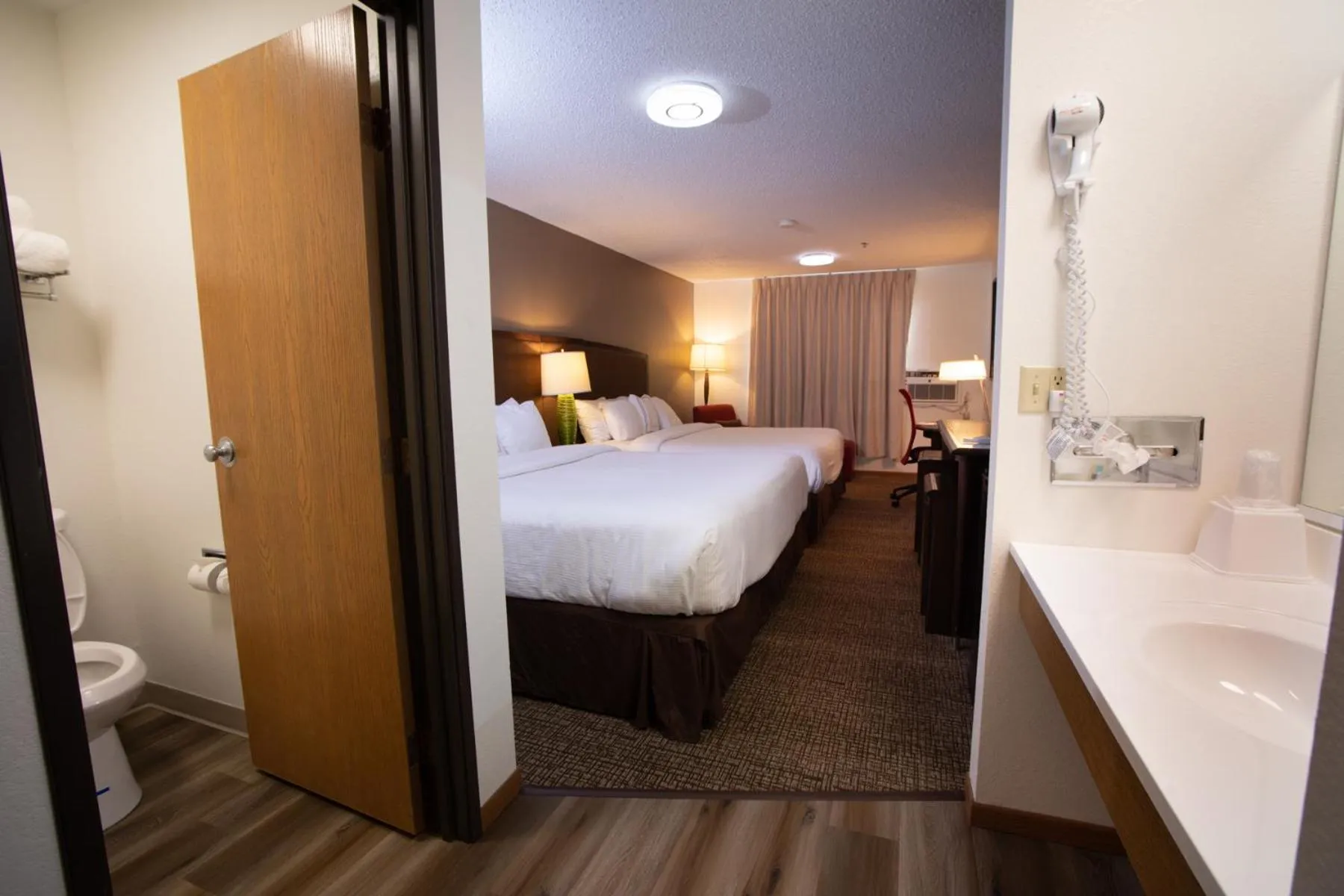 Photo of the whole room, Bed in Alliance Hotel & Suites, a Howard Johnson by Wyndham