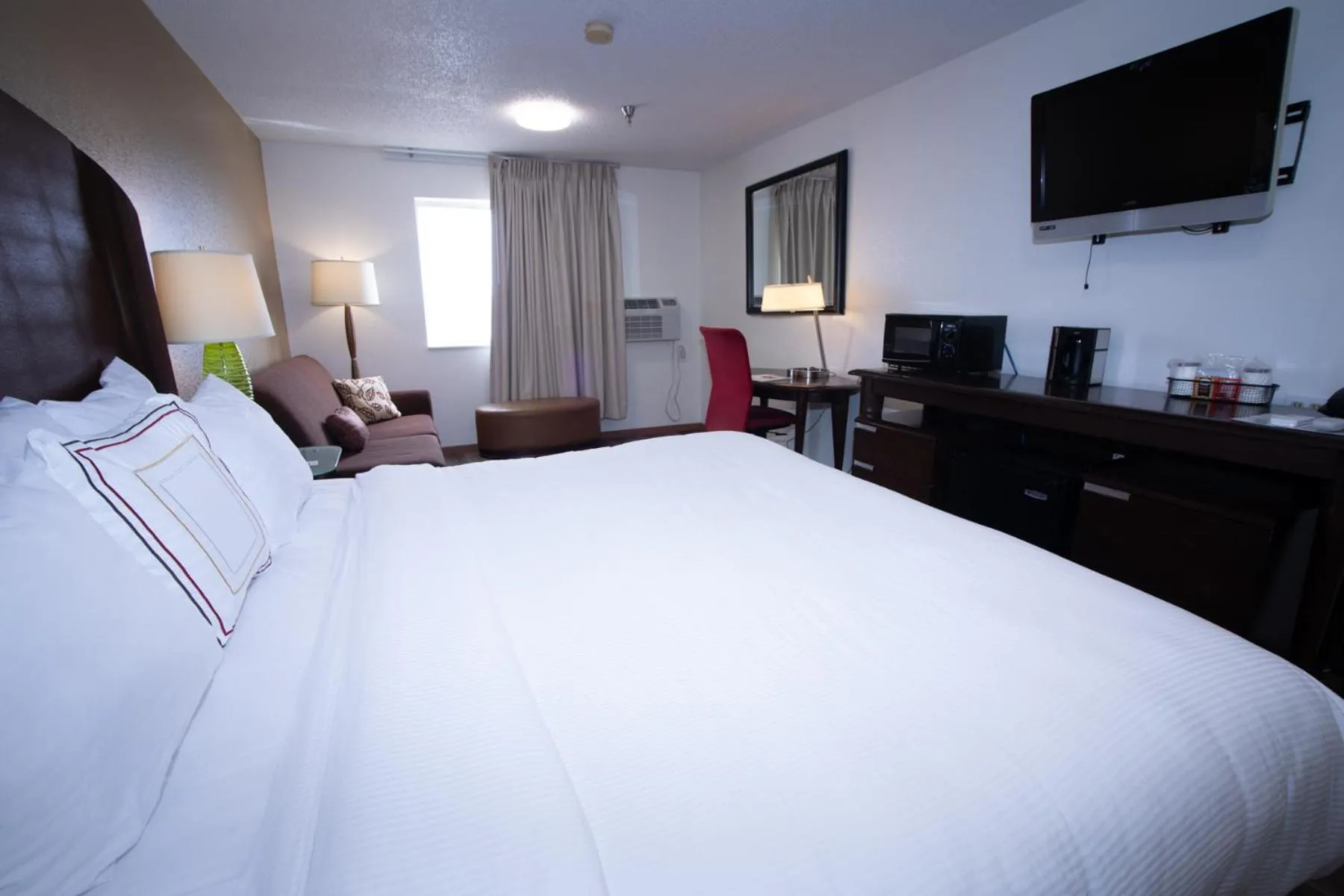 Photo of the whole room, Bed in Alliance Hotel & Suites, a Howard Johnson by Wyndham