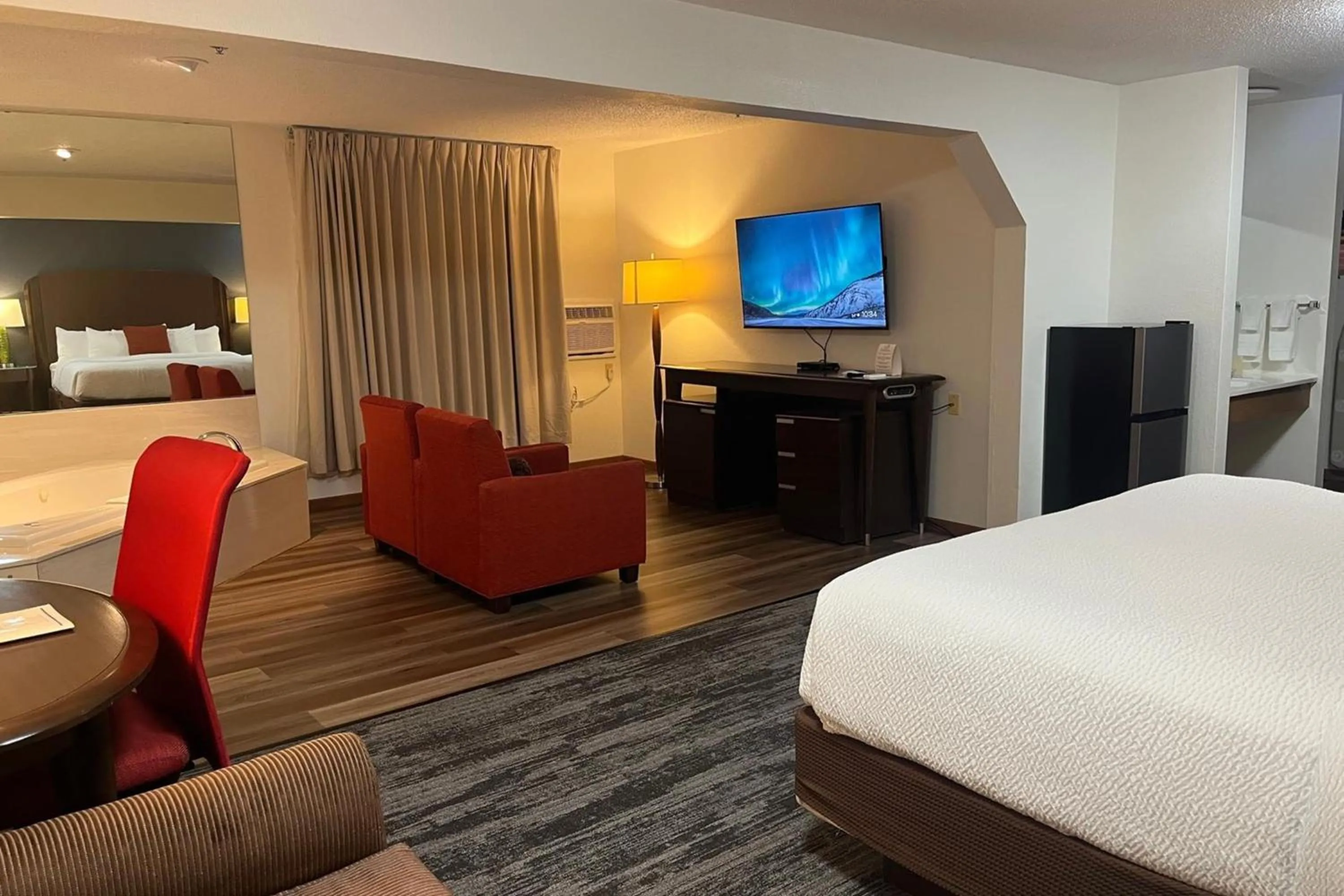 Photo of the whole room, Bed in Alliance Hotel & Suites, a Howard Johnson by Wyndham