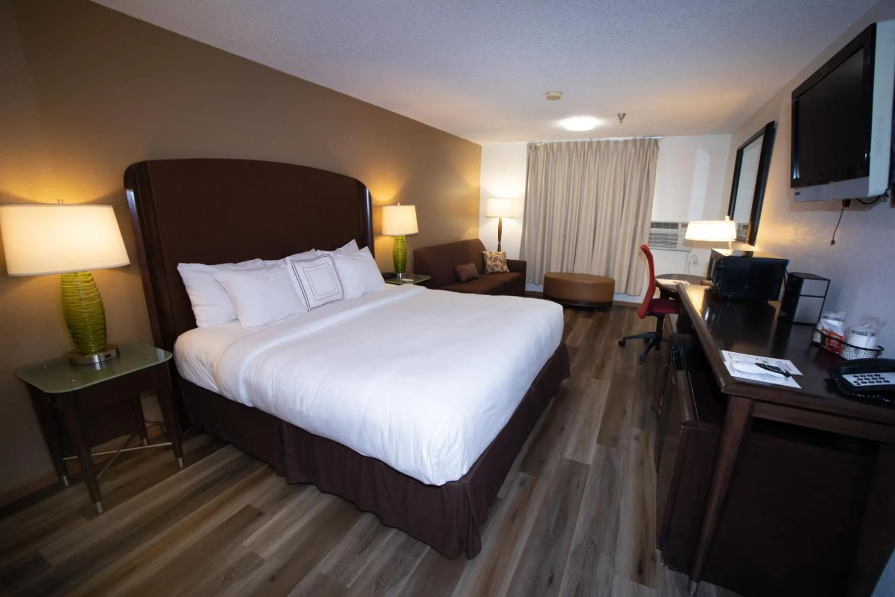 Photo of the whole room, Bed in Alliance Hotel & Suites, a Howard Johnson by Wyndham