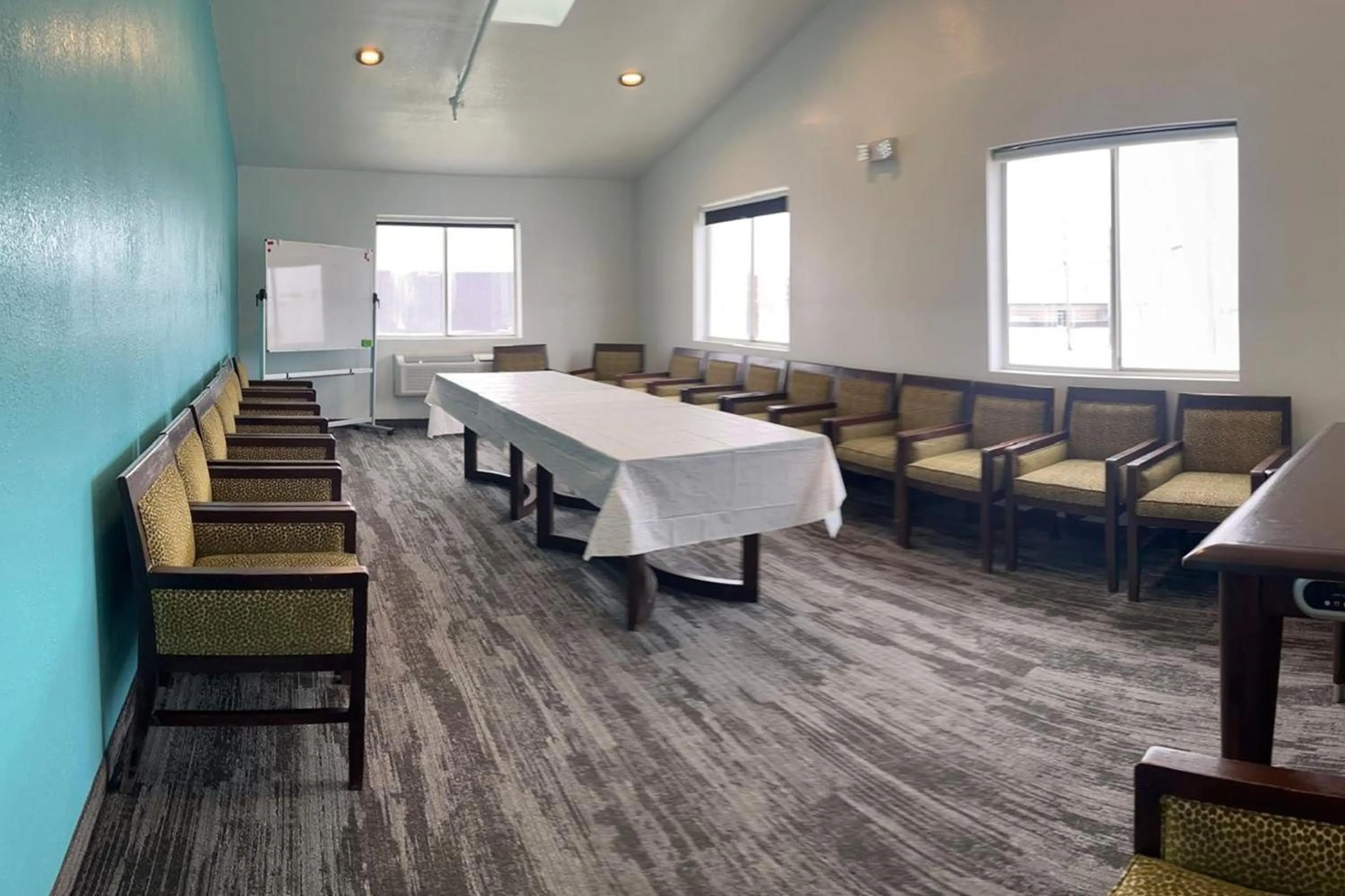 Meeting/conference room in Alliance Hotel & Suites, a Howard Johnson by Wyndham
