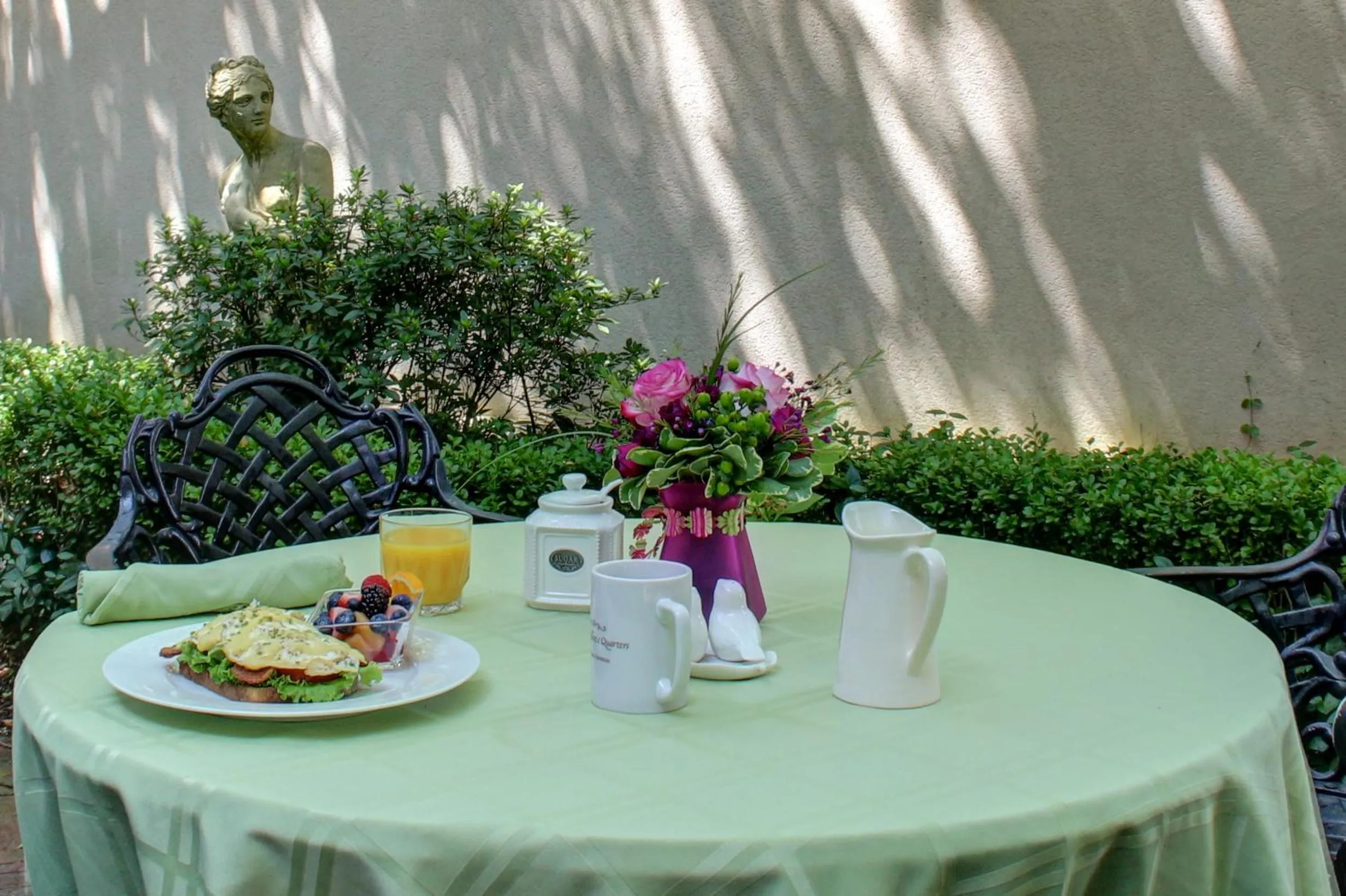 American breakfast in The Presidents' Quarters Inn