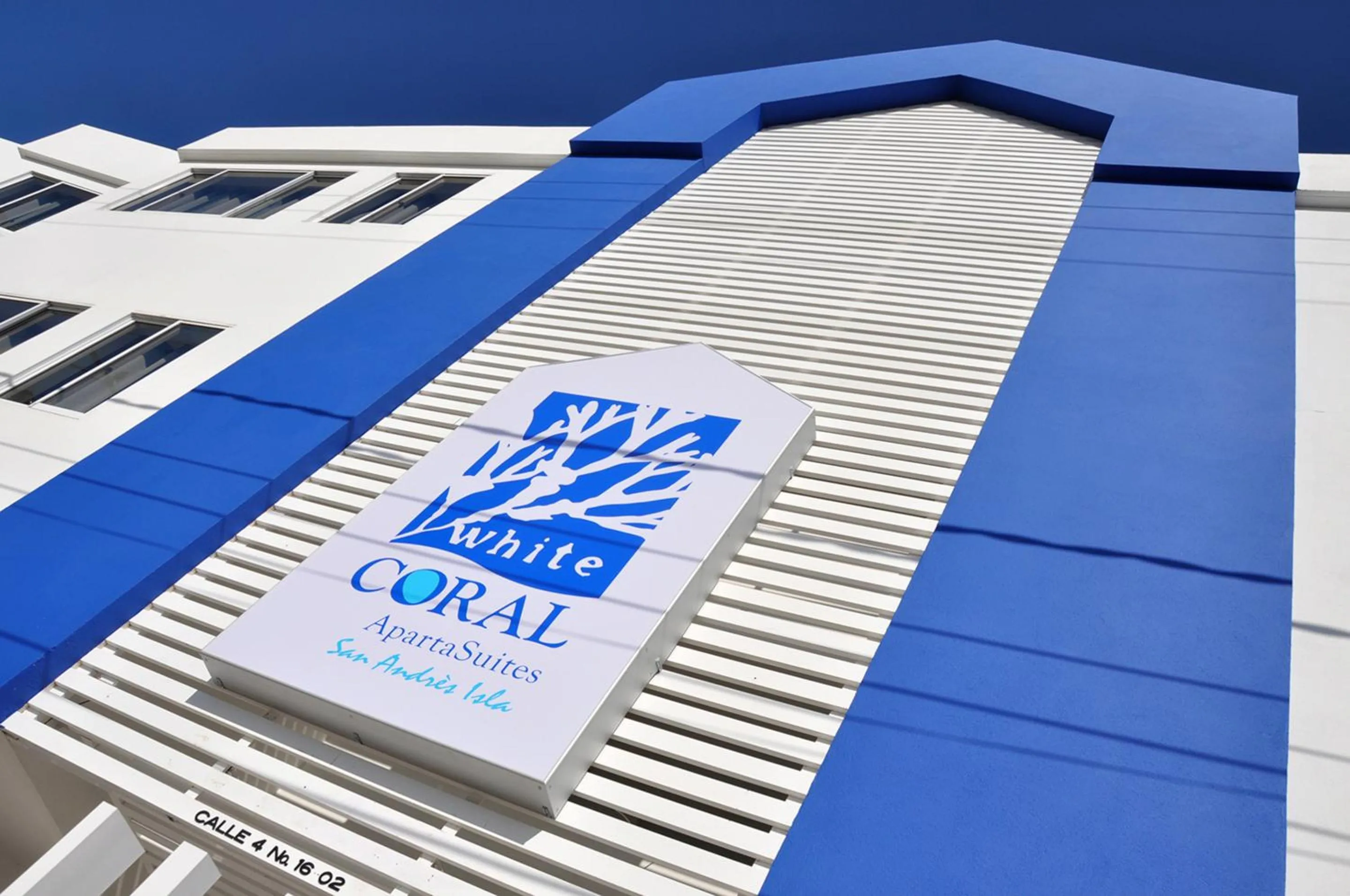 Facade/entrance in White Coral ApartaSuites