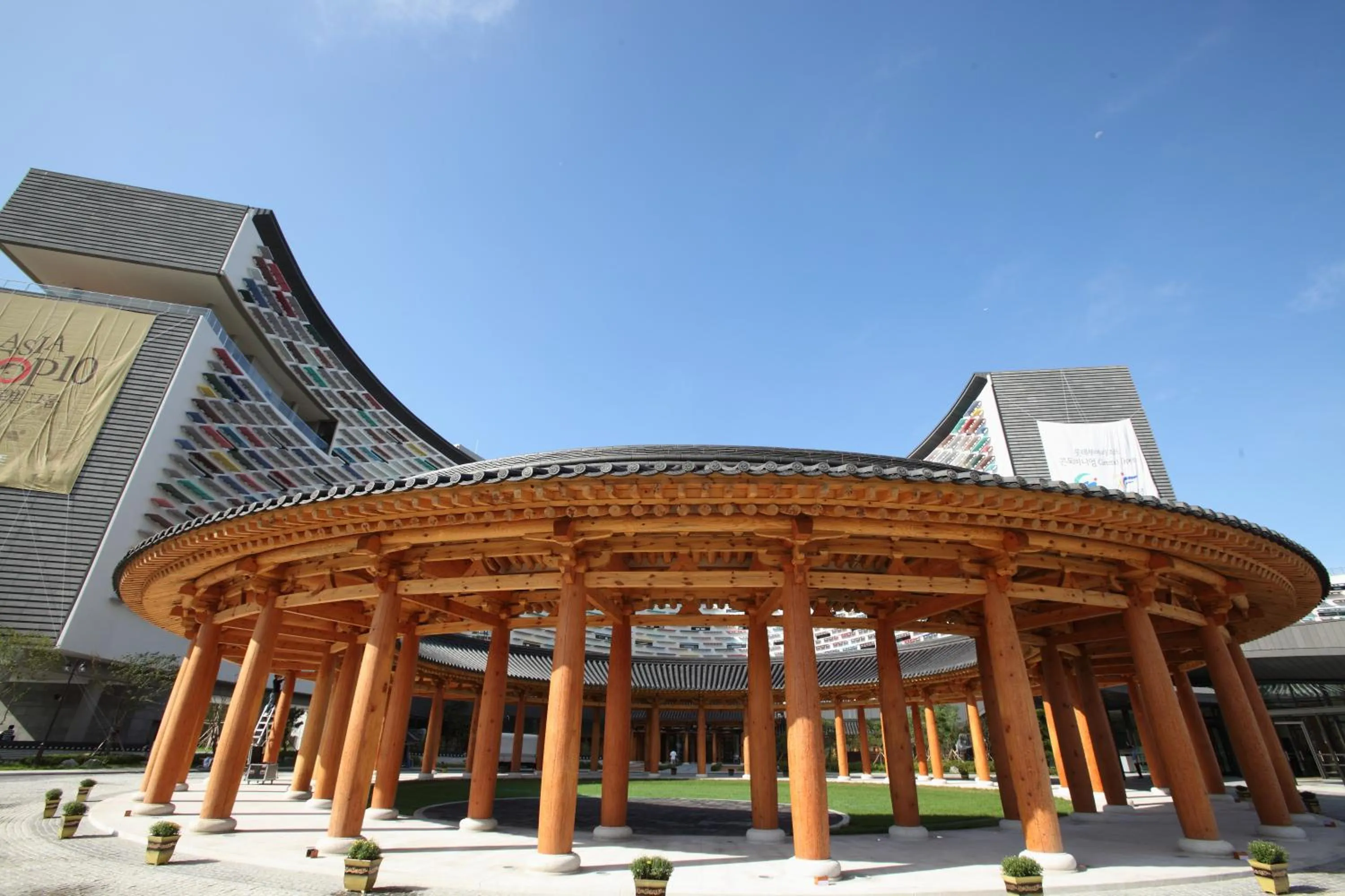 Facade/entrance in Lotte Buyeo Resort