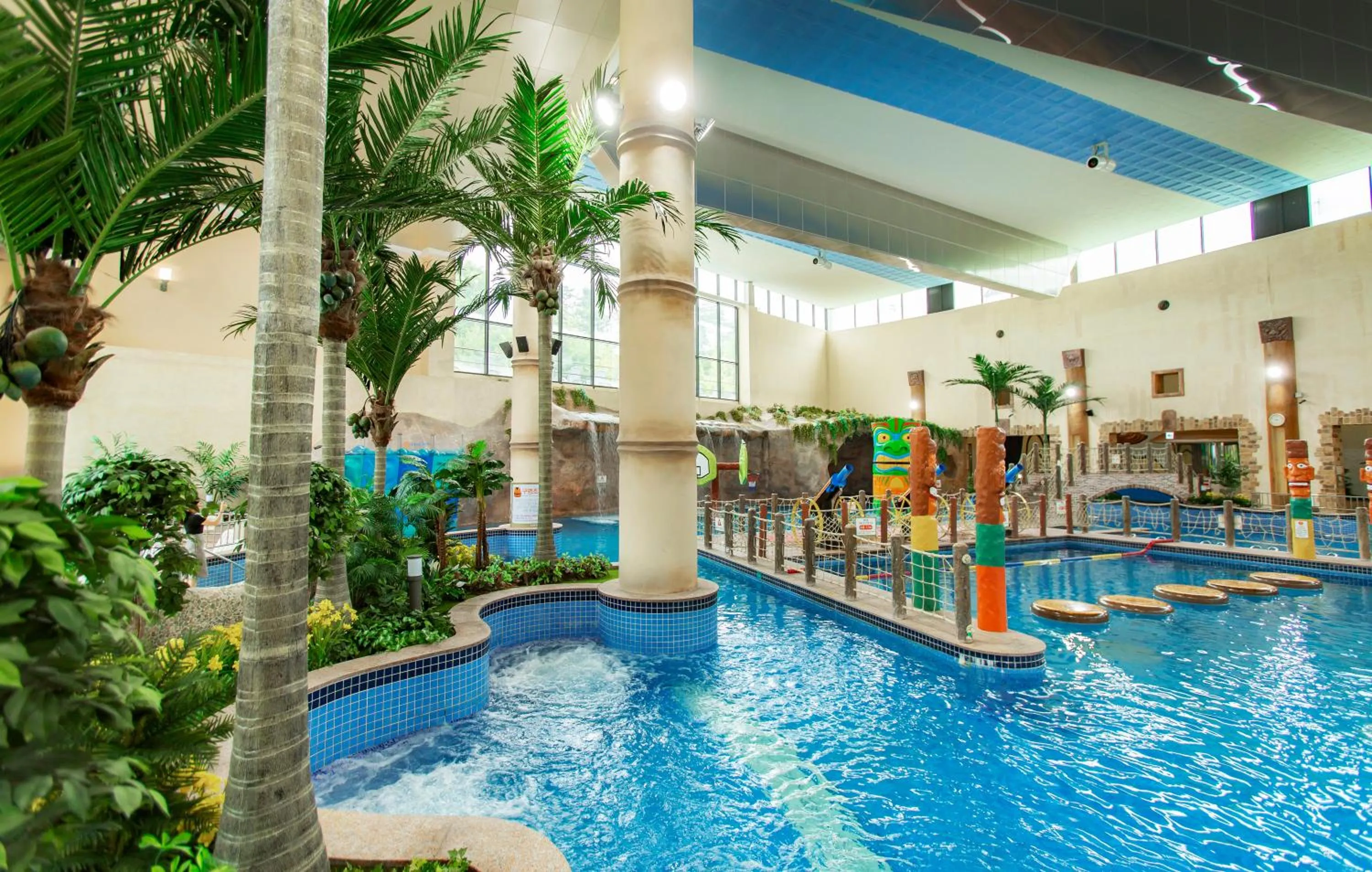 Swimming pool in Lotte Buyeo Resort