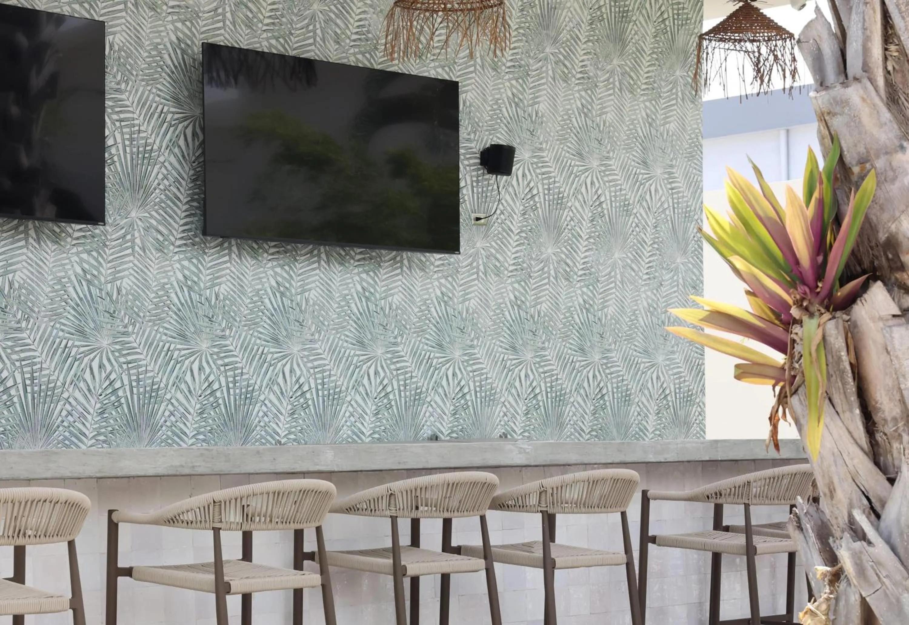 Restaurant/places to eat in Bali Hotel Adults Only Isla Verde, a Trademark by Wyndham