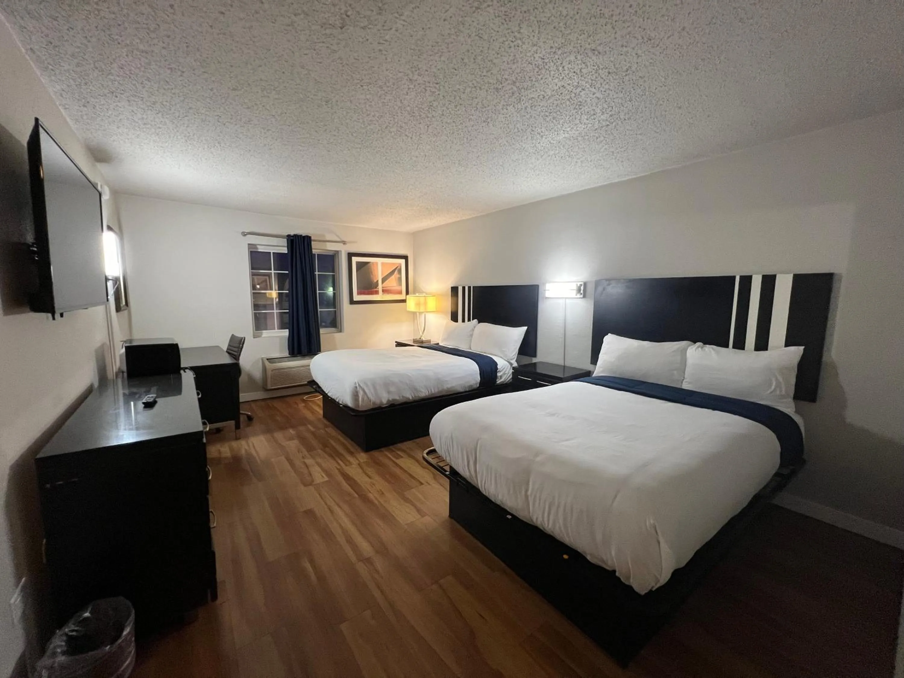 Bed in Boardwalk Suites Lafayette