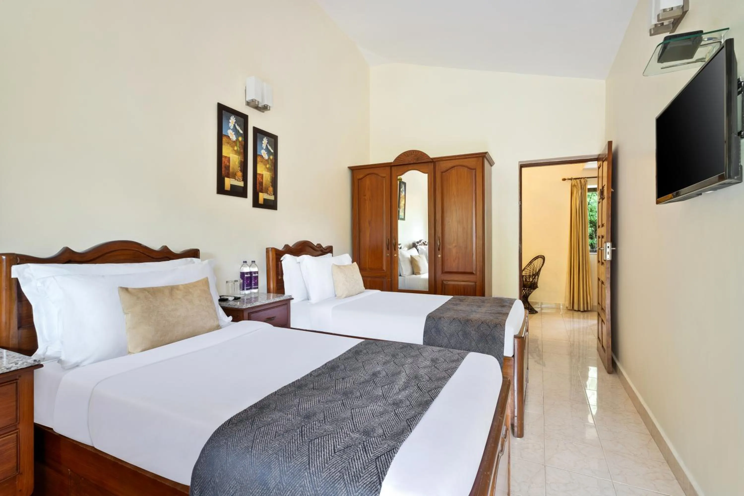 Bedroom, Bed in De Mandarin Beach Resort Suites & Villas, Candolim