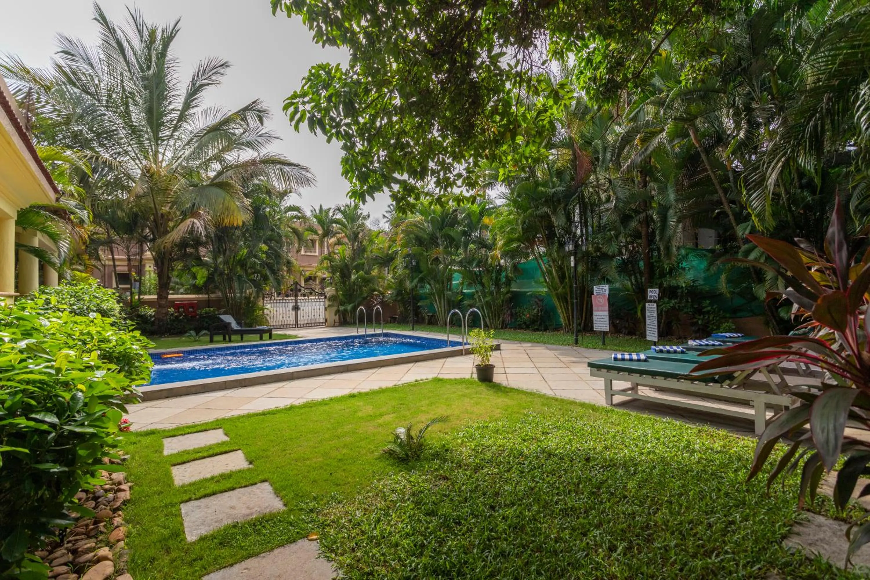 Swimming pool in De Mandarin Beach Resort Suites & Villas, Candolim