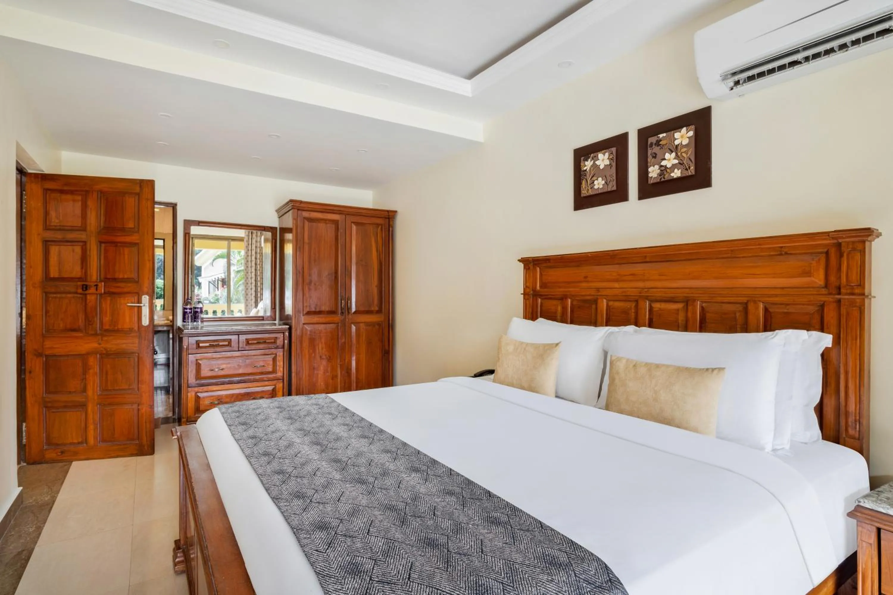 Bedroom, Bed in De Mandarin Beach Resort Suites & Villas, Candolim