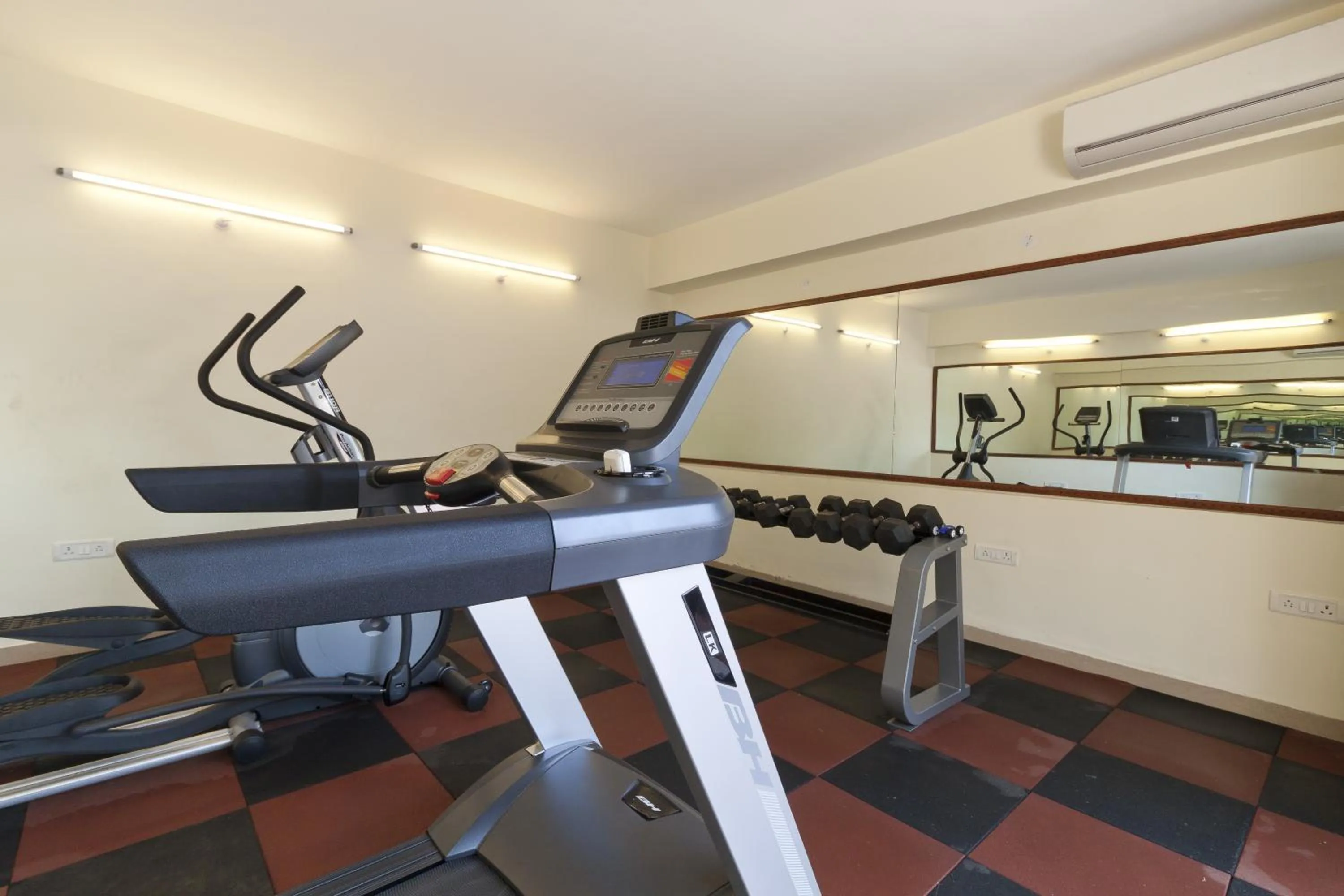 Fitness centre/facilities in De Mandarin Beach Resort Suites & Villas, Candolim