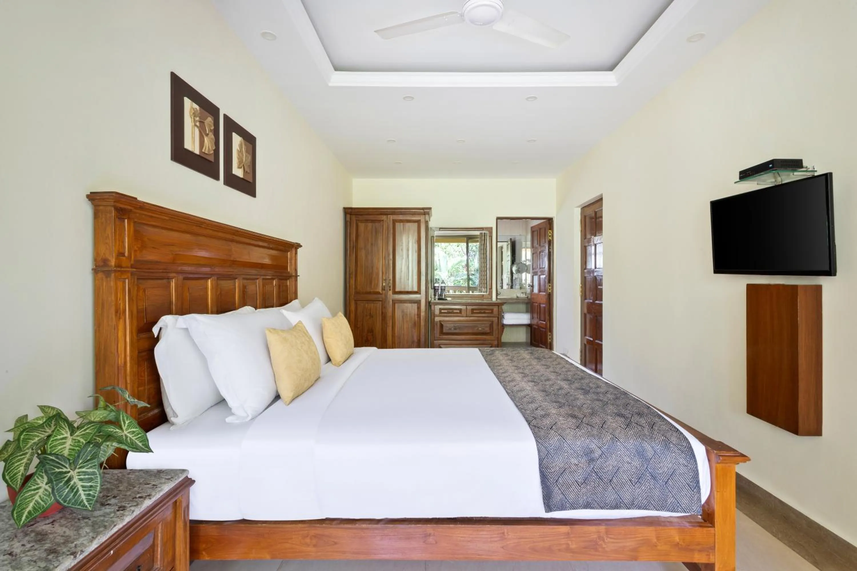 Bedroom, Bed in De Mandarin Beach Resort Suites & Villas, Candolim