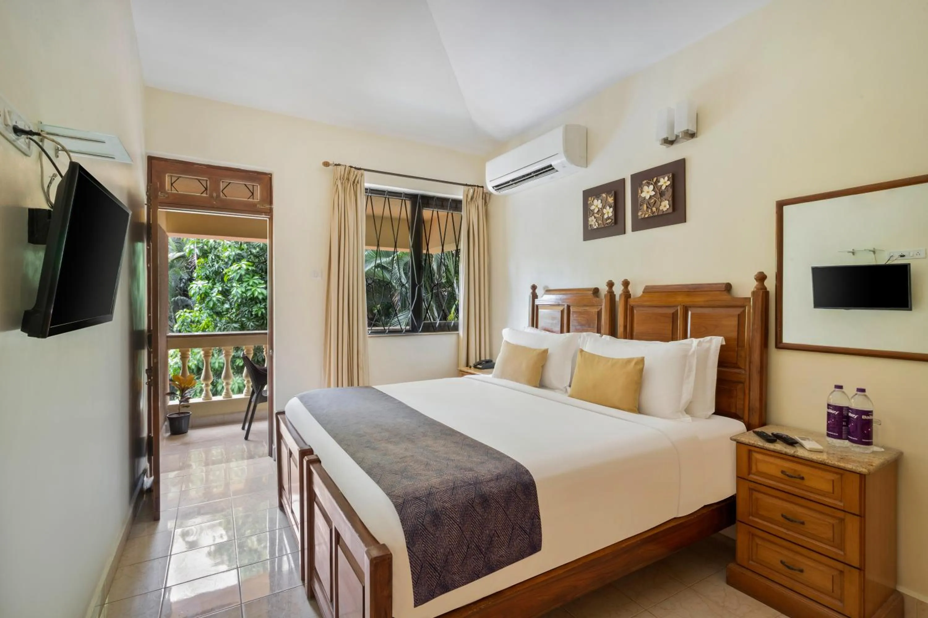 Bedroom, Bed in De Mandarin Beach Resort Suites & Villas, Candolim