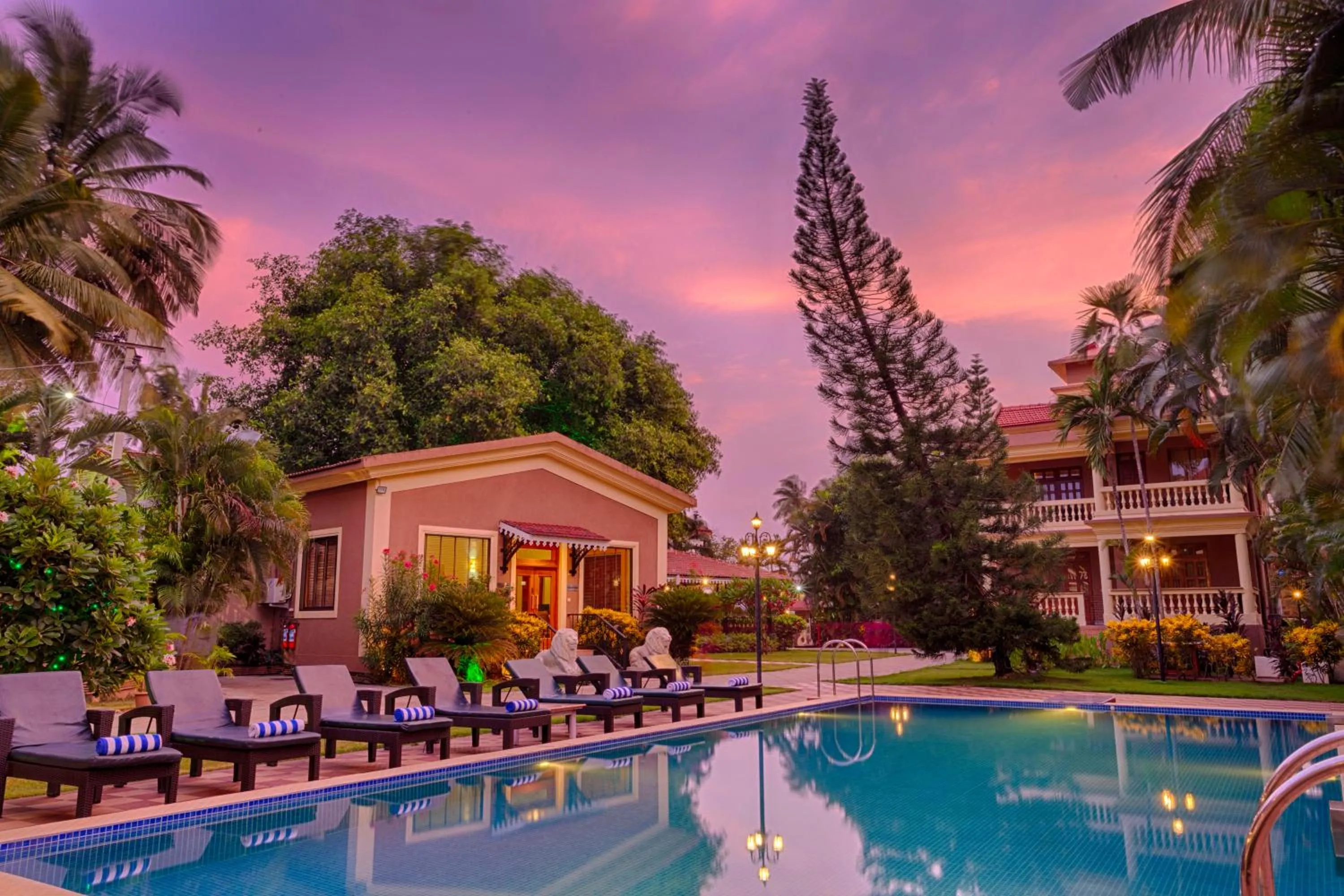 Swimming pool in De Mandarin Beach Resort Suites & Villas, Candolim