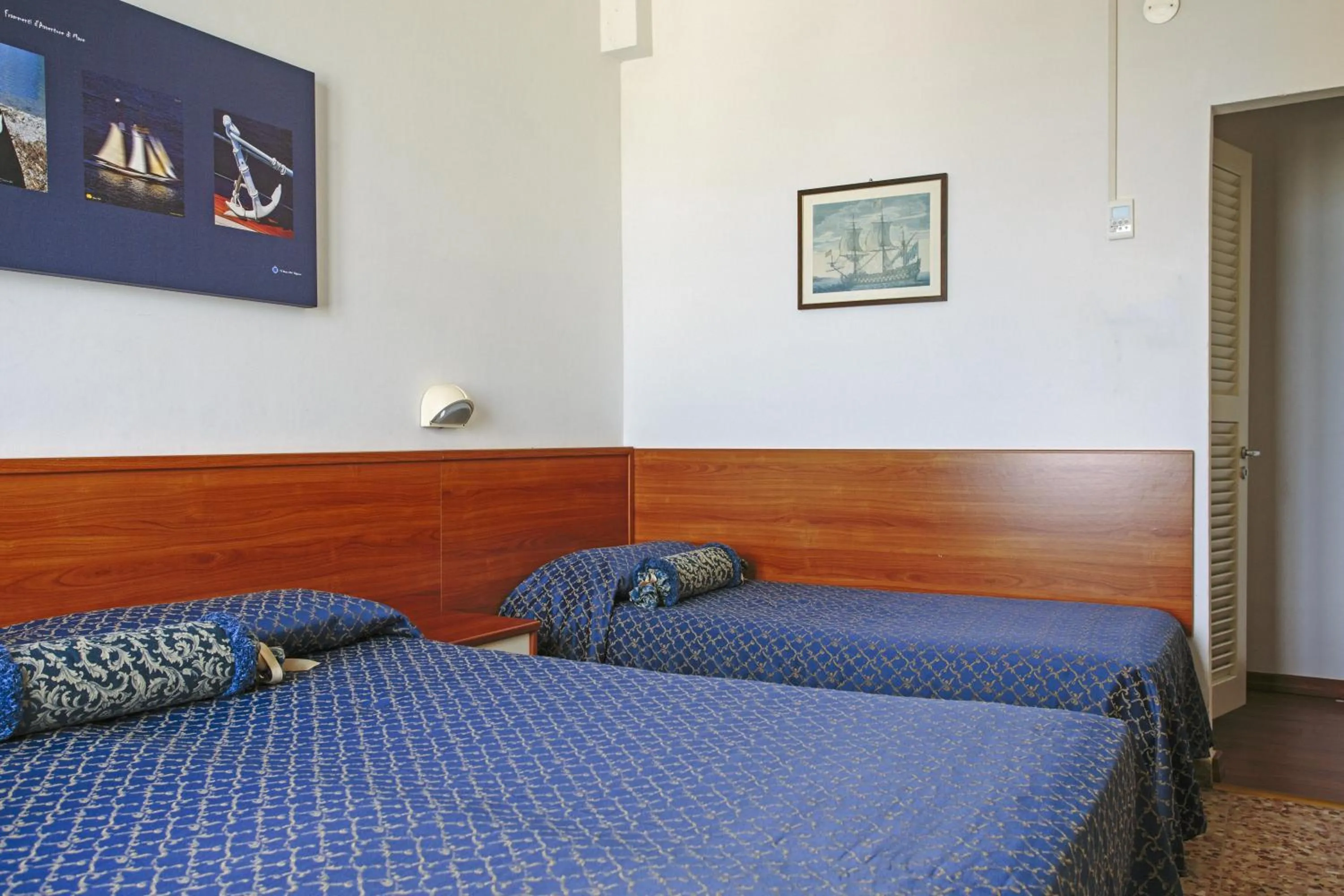 Bed in Hotel Paradiso