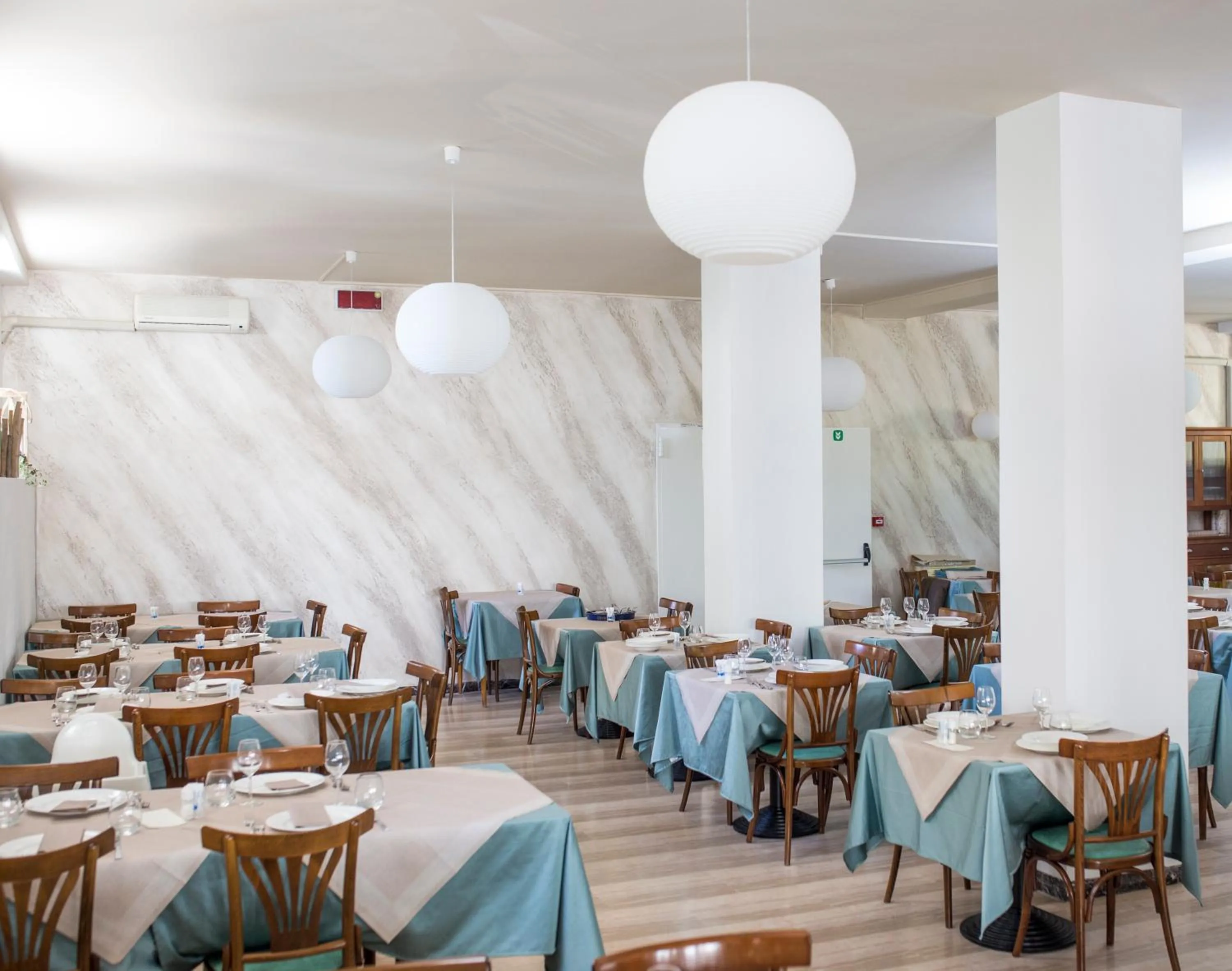 Restaurant/places to eat in Hotel Paradiso