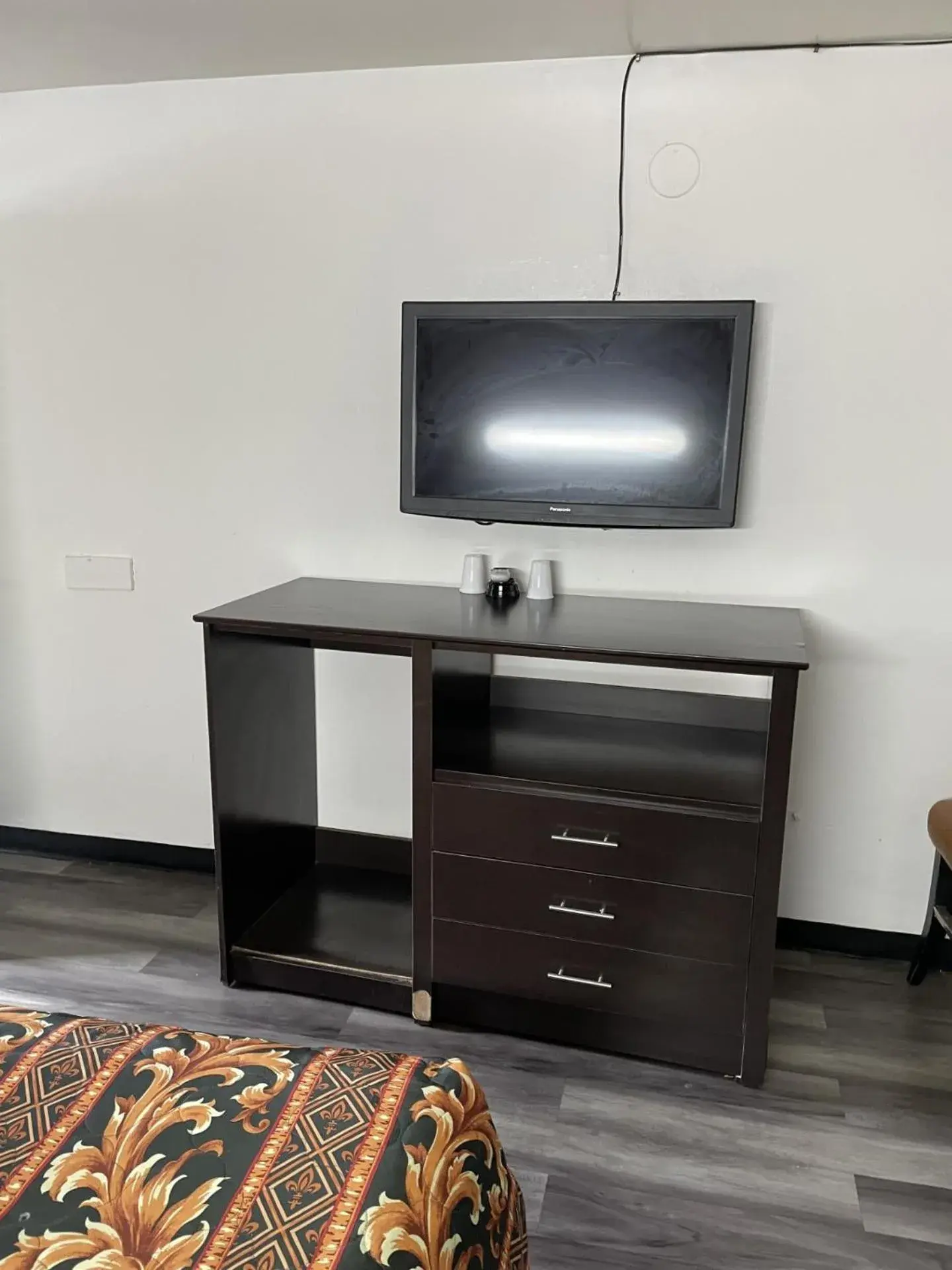 Deluxe Queen Suite in Budget Inn - Elizabeth, NJ Deluxe Queen Suite in Budget Inn - Elizabeth, NJ