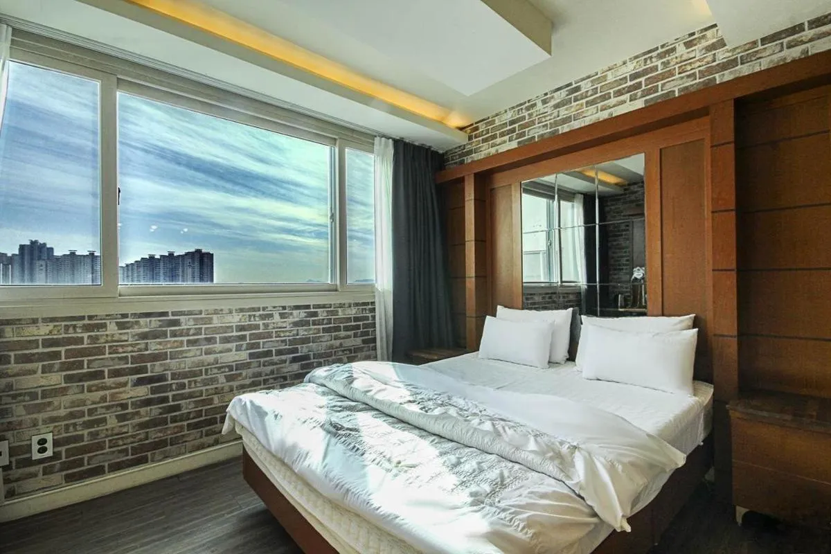 Photo of the whole room, Bed in Hwamyeong Sky Hotel