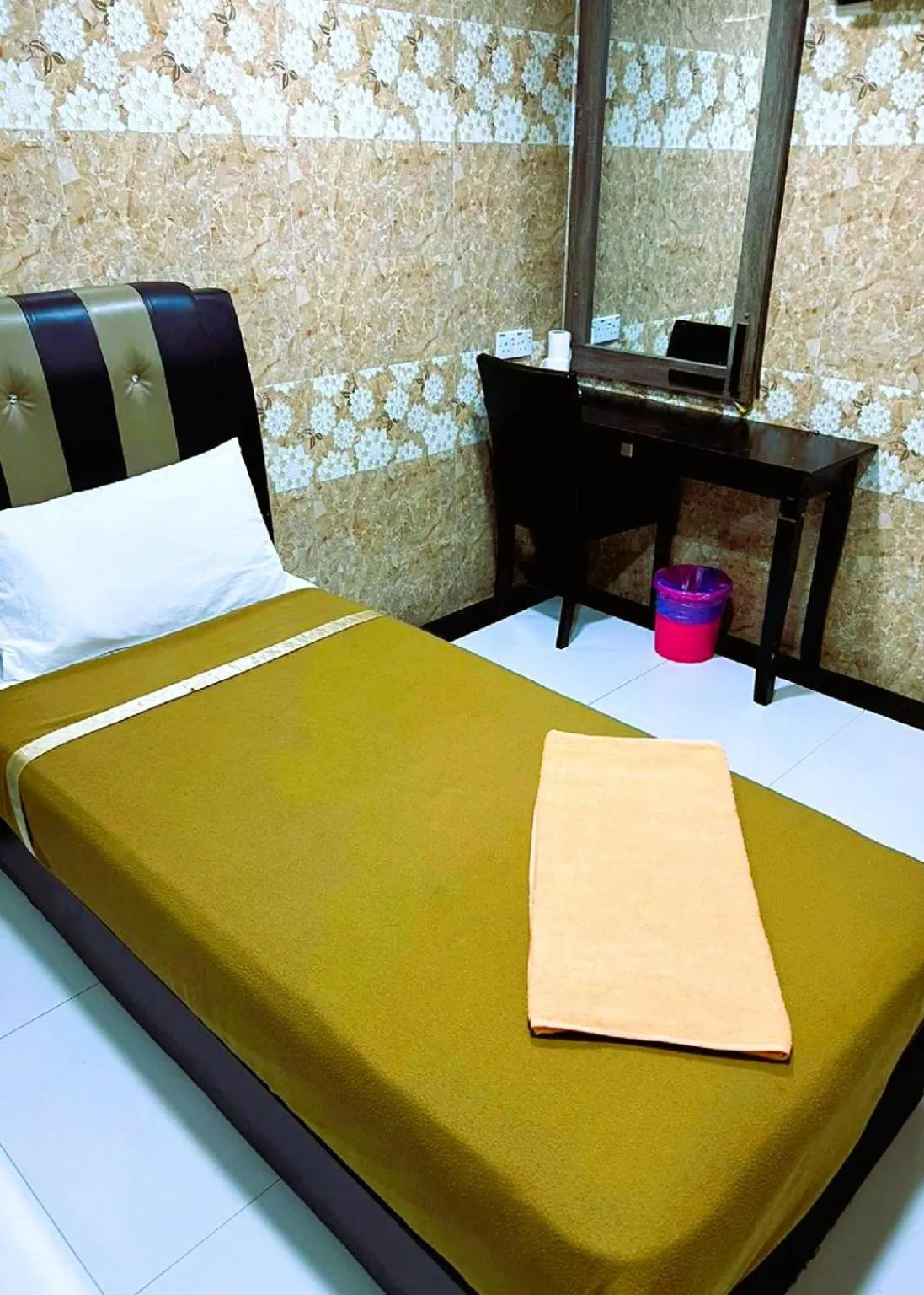 Photo of the whole room, Bed in ARK Taman Melawati Hotel