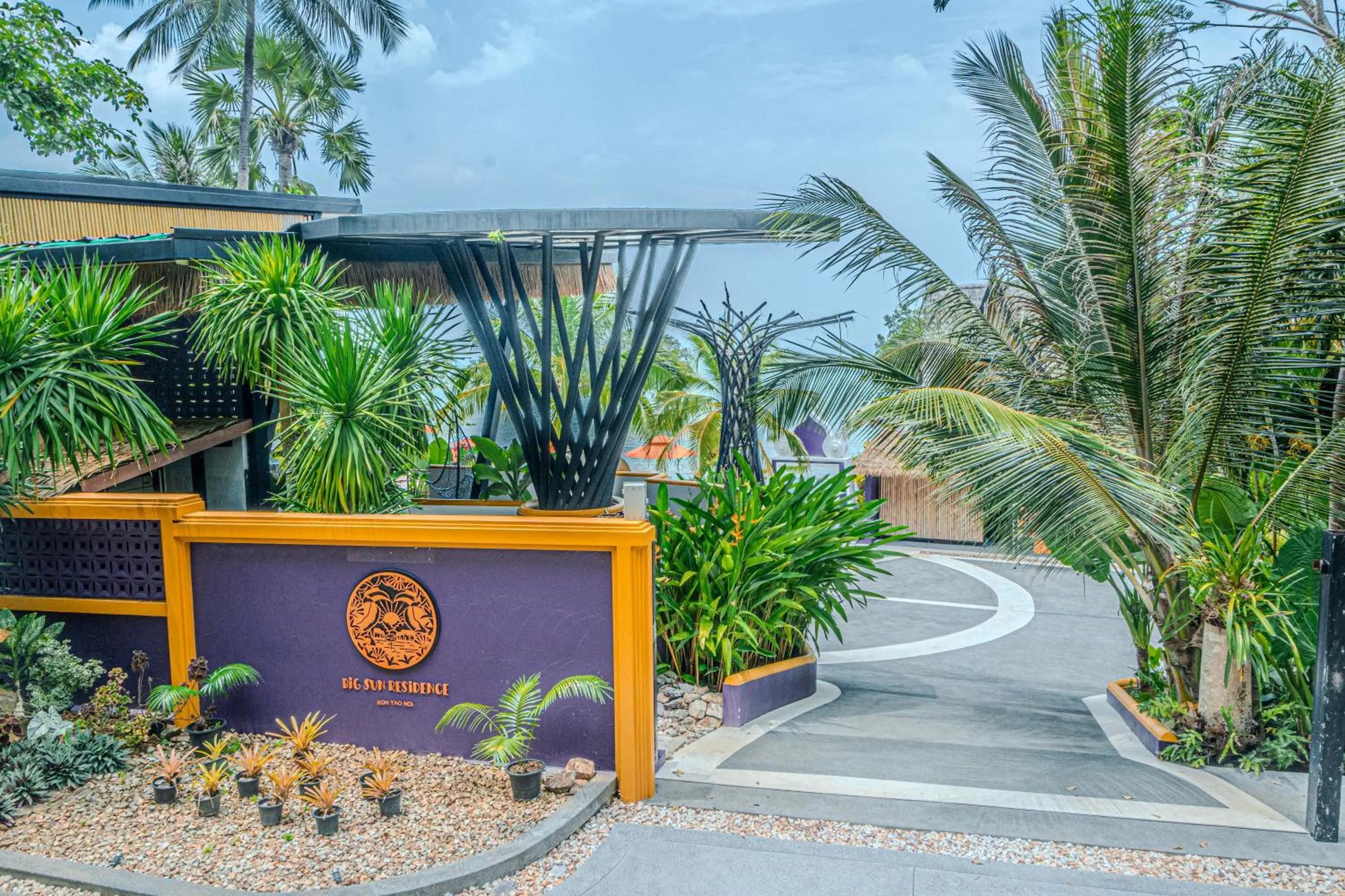 Facade/entrance in Big Sun Residences By iRETREAT