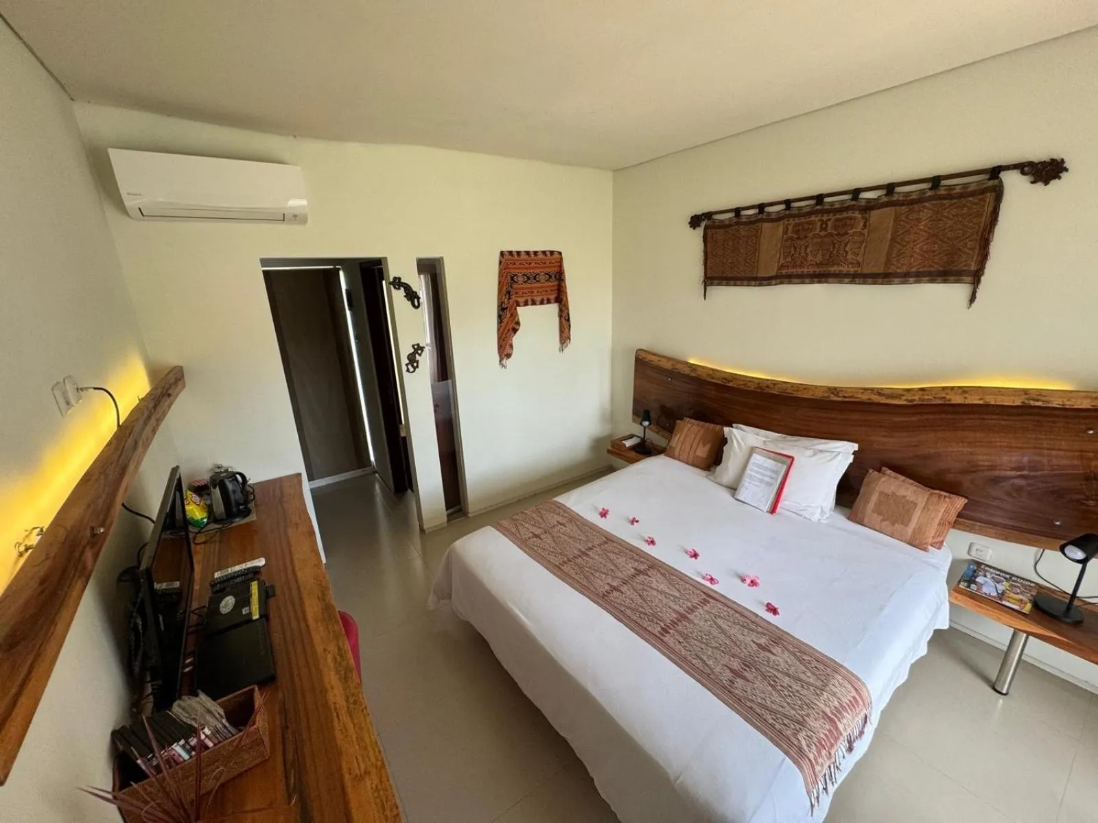 Photo of the whole room, Bed in Villa Karingal