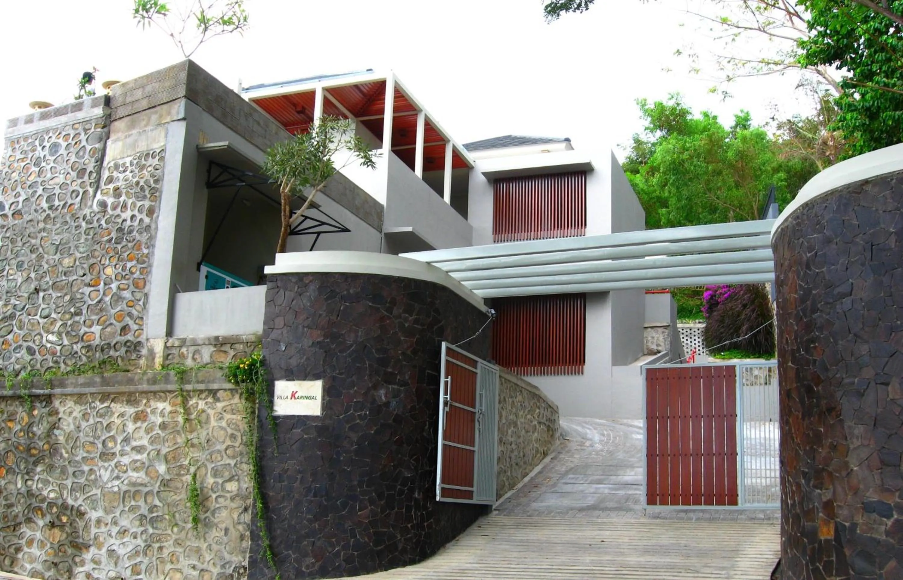 Property building in Villa Karingal