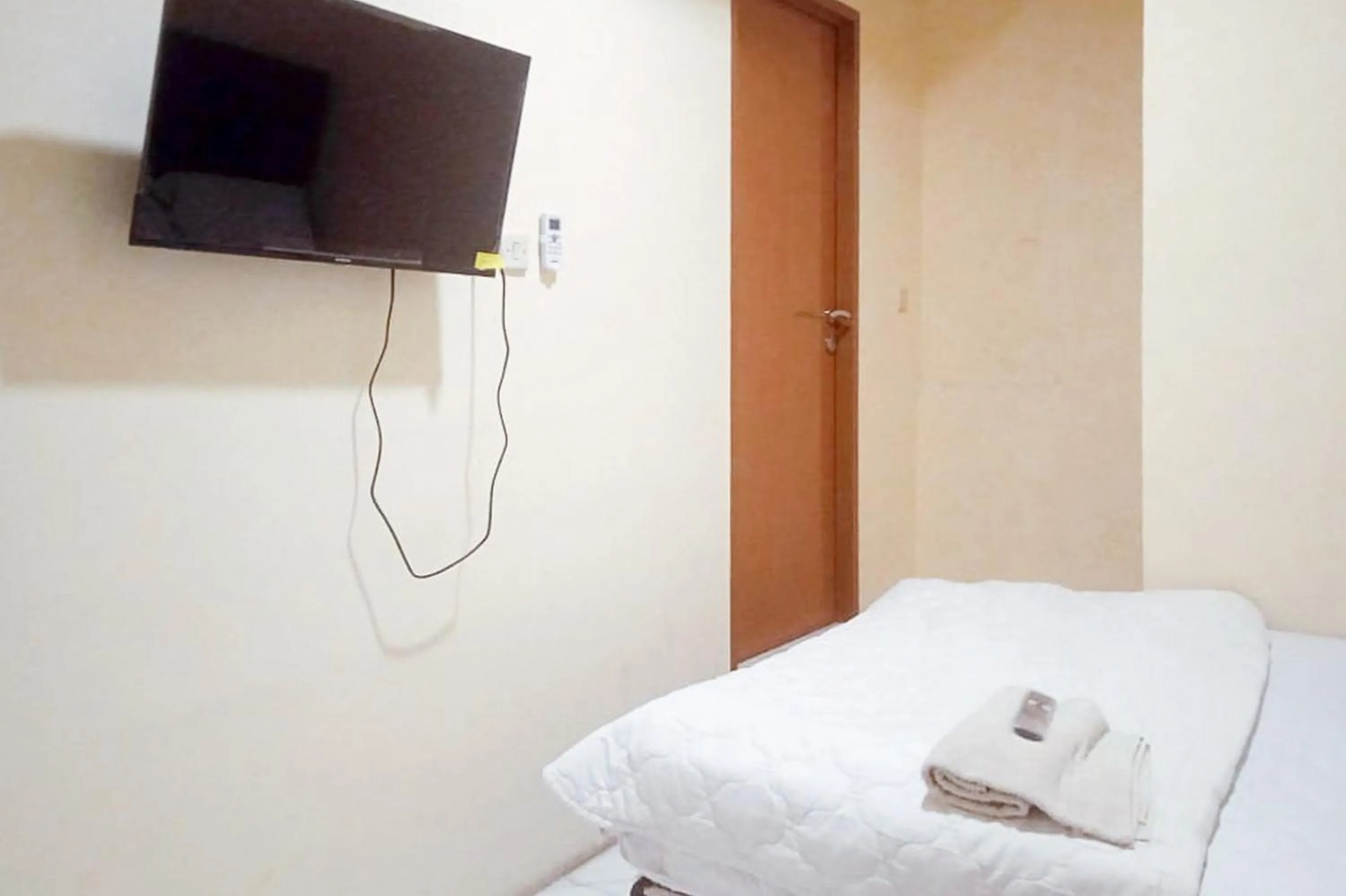 TV and multimedia, Bed in Makaliwe Mitra RedDoorz