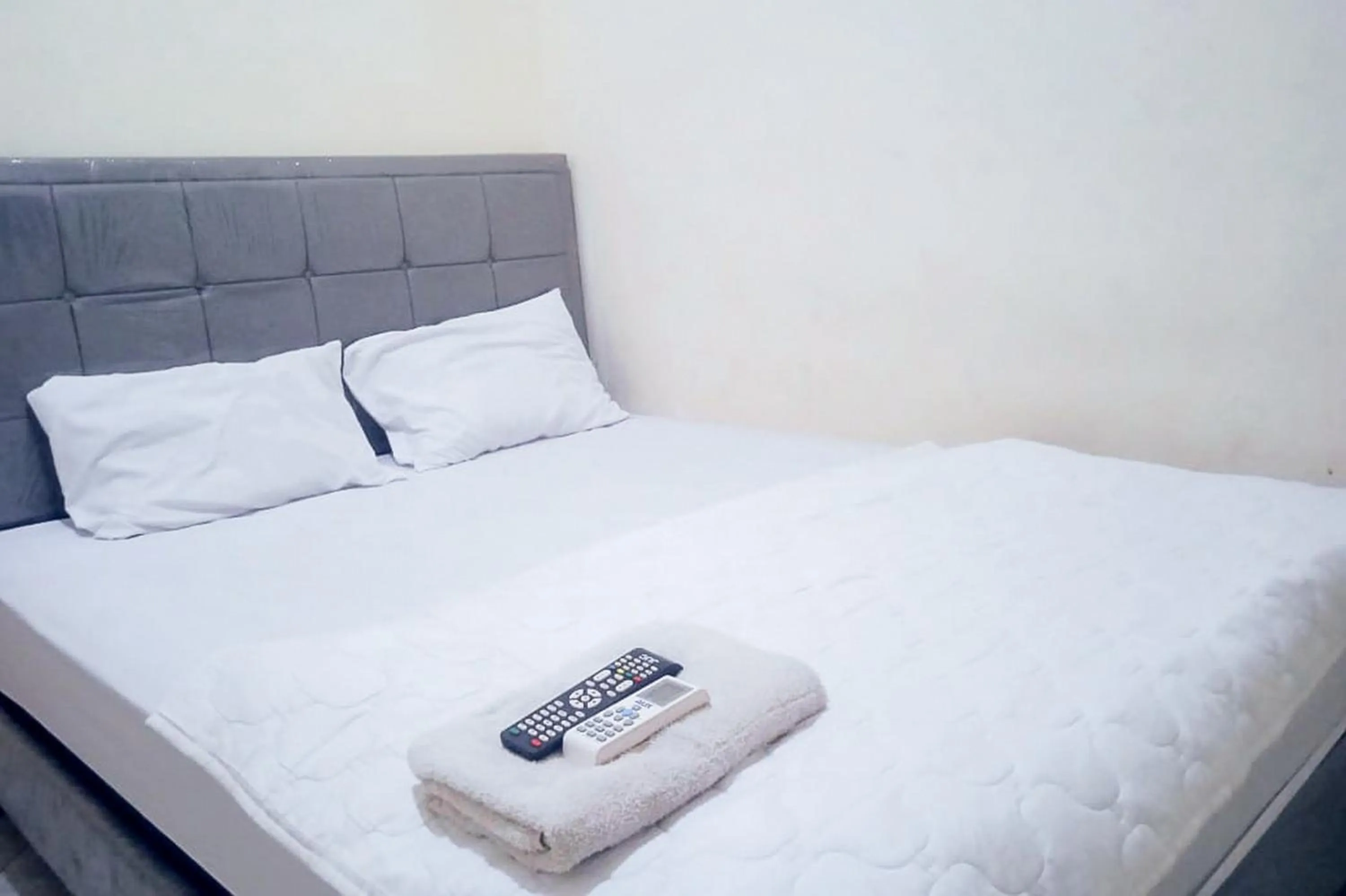 Bedroom, Bed in Makaliwe Mitra RedDoorz