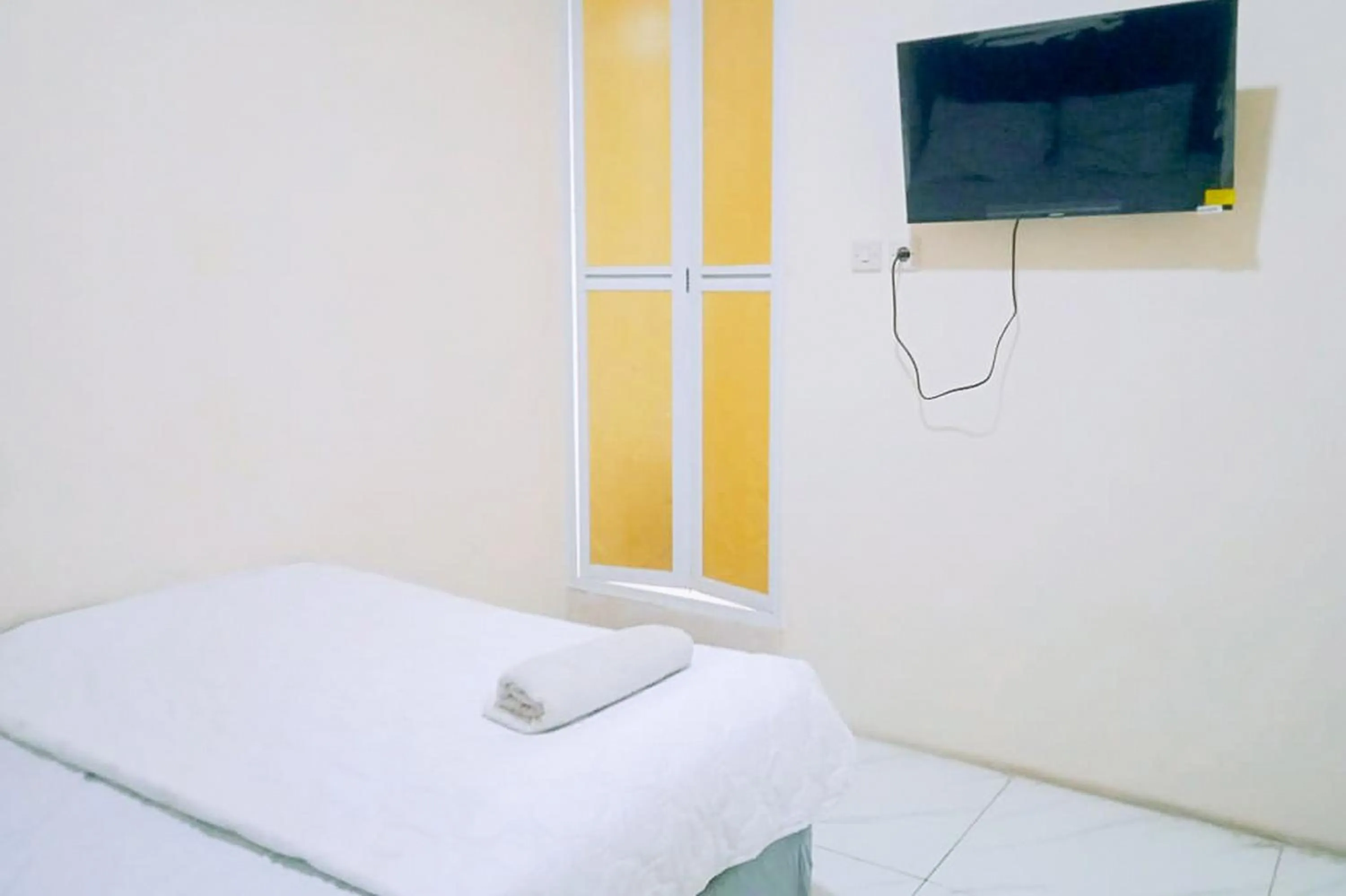 Bedroom, Bed in Makaliwe Mitra RedDoorz