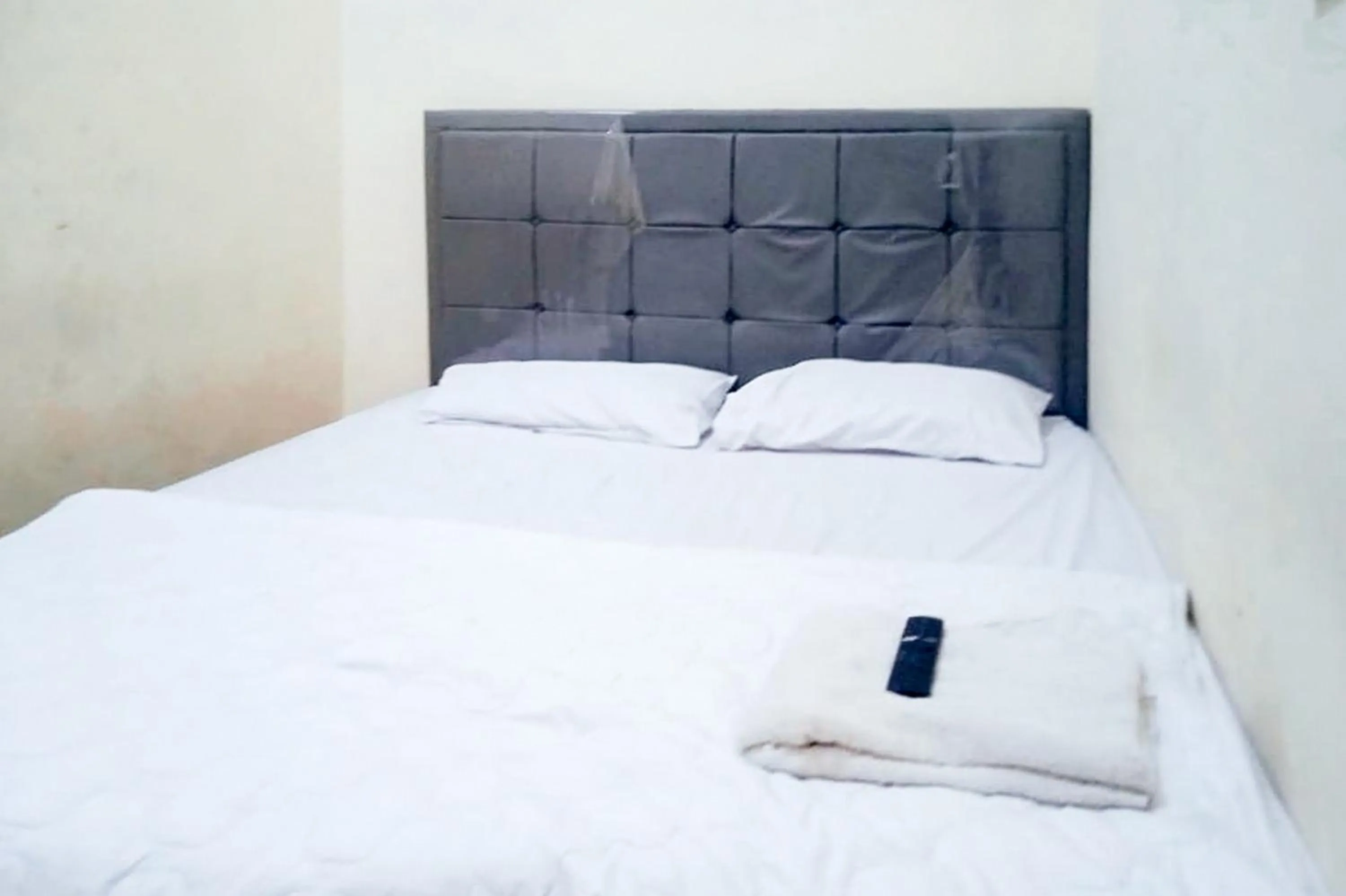 Bedroom, Bed in Makaliwe Mitra RedDoorz