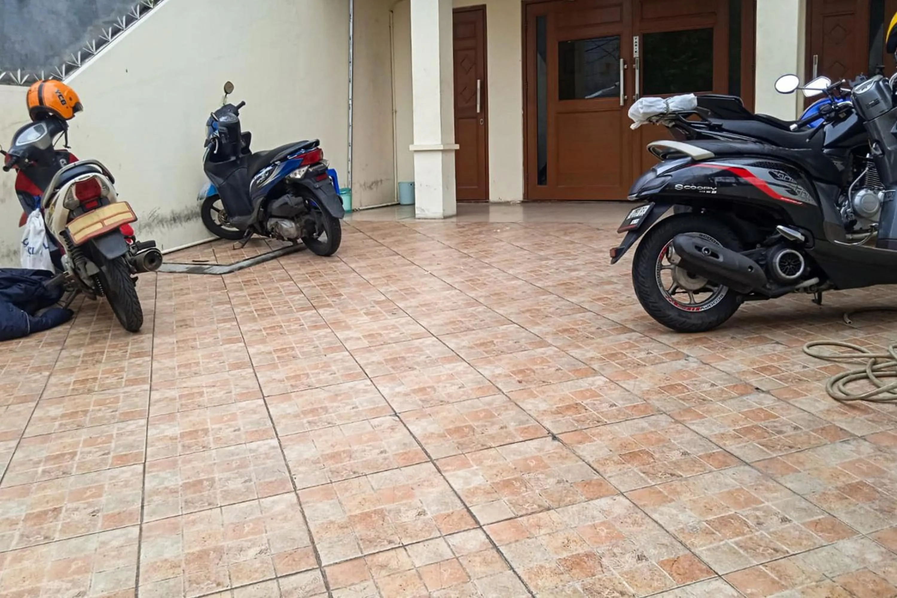 Parking in Makaliwe Mitra RedDoorz