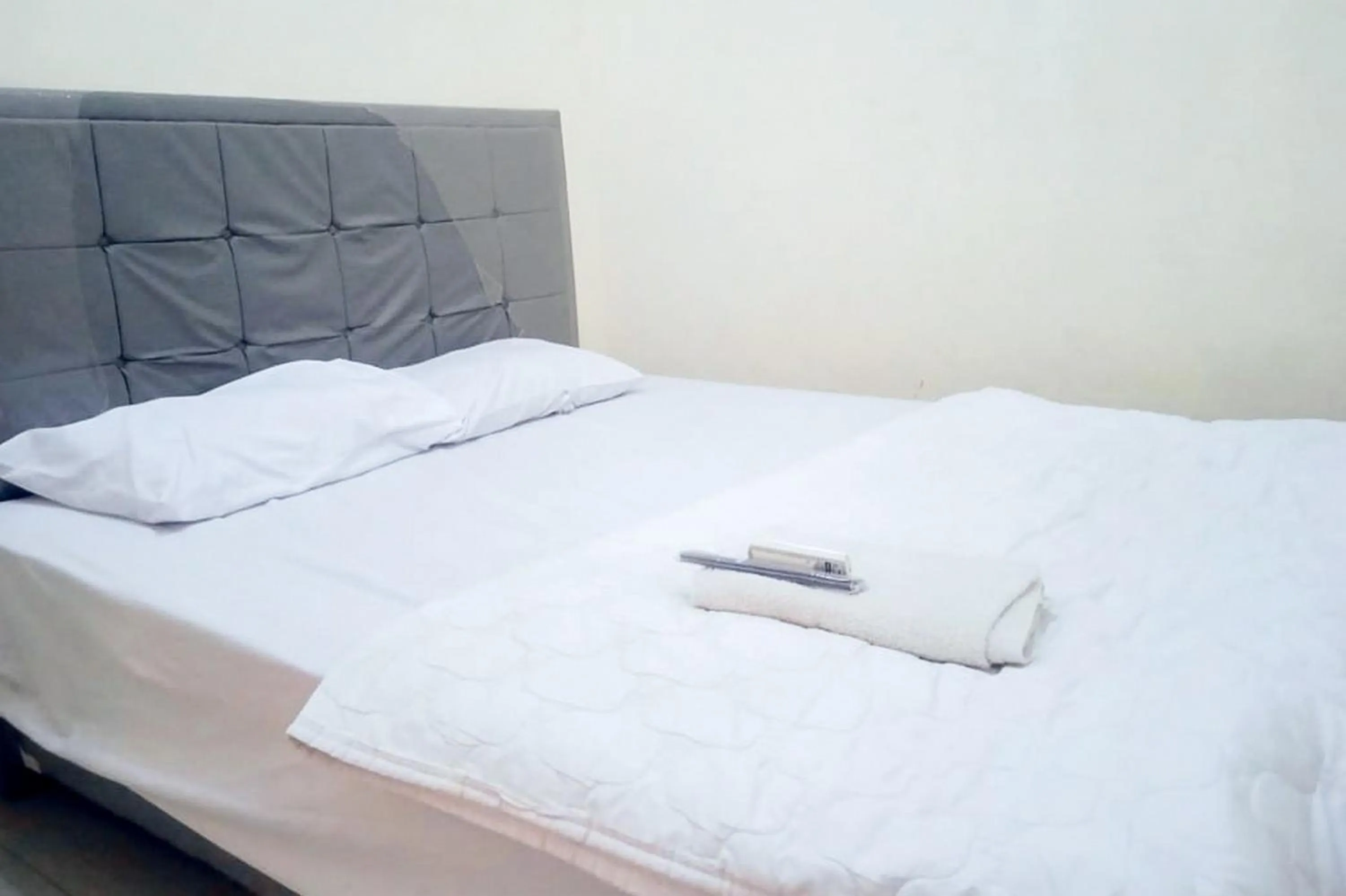 Bedroom, Bed in Makaliwe Mitra RedDoorz