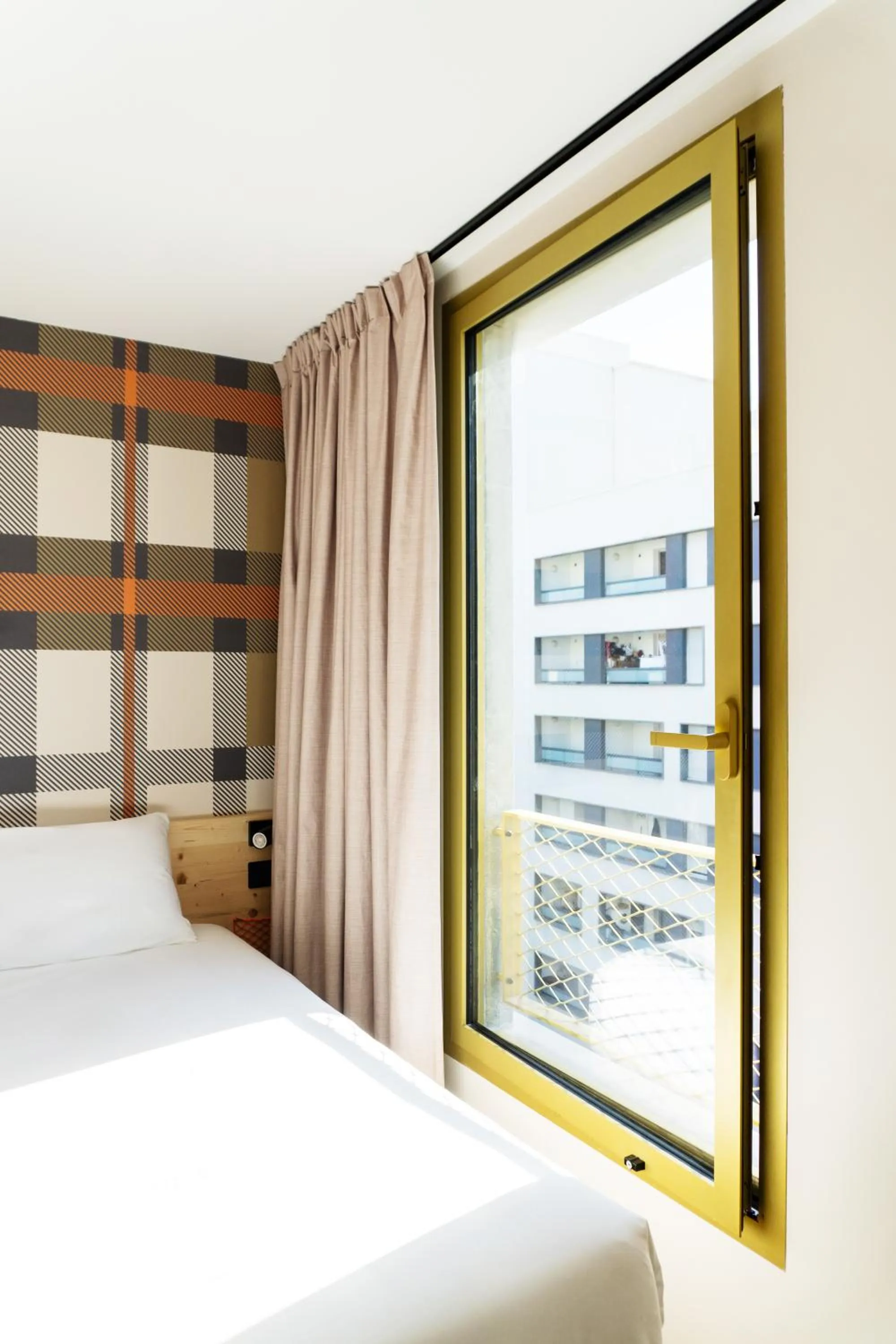 Bedroom, Bed in easyHotel Marseille Euromed