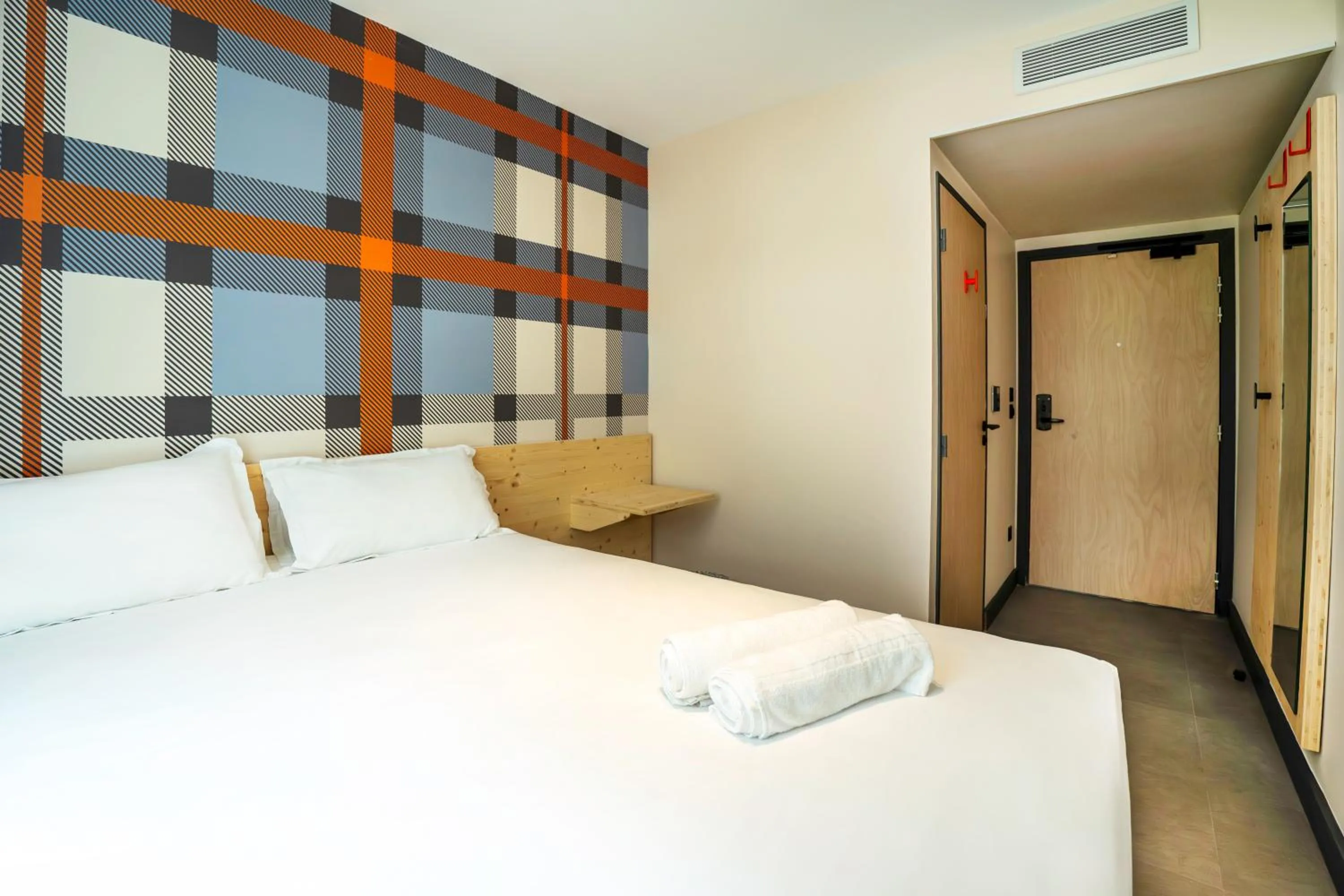 Bedroom, Bed in easyHotel Marseille Euromed