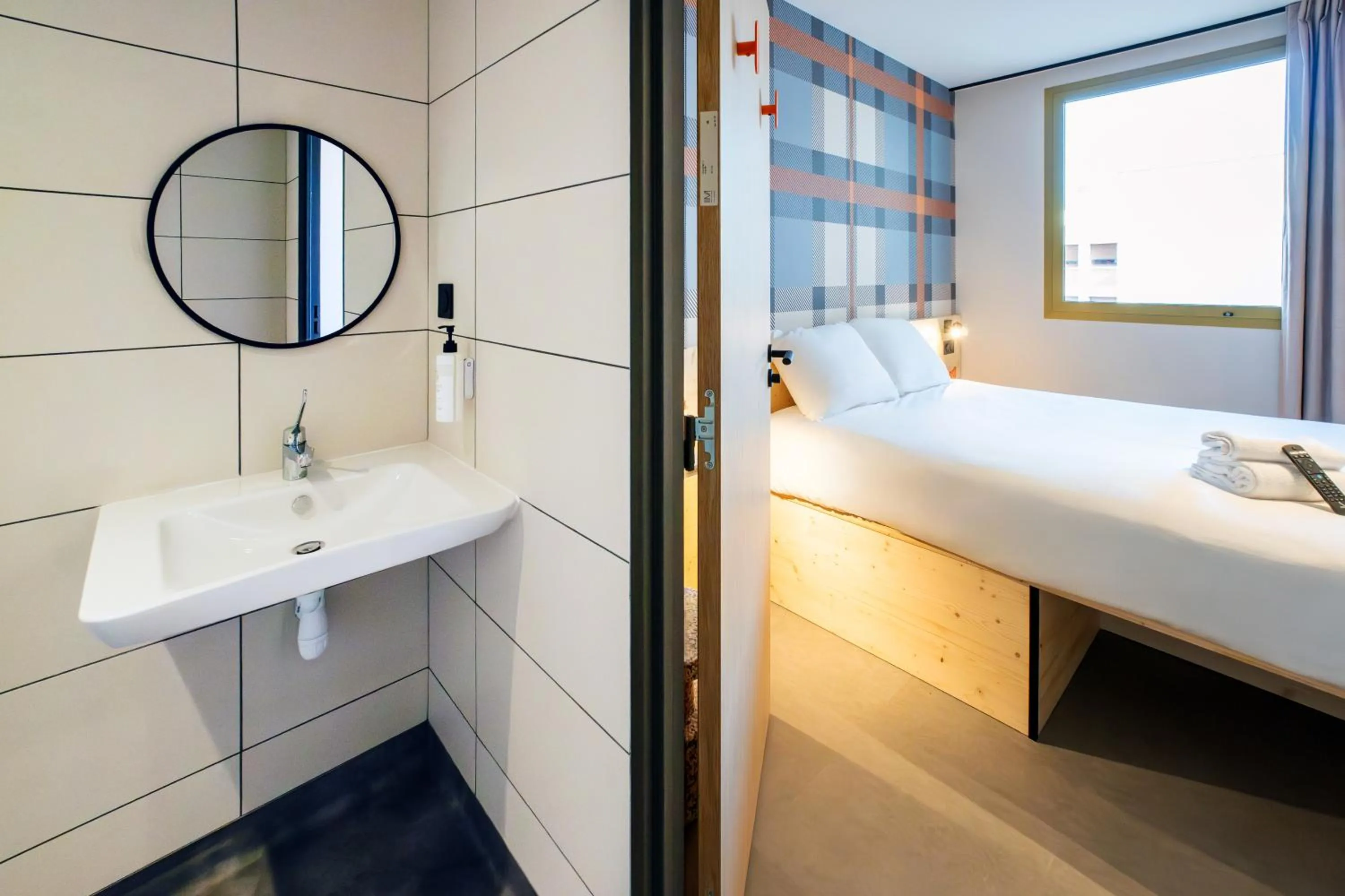 Bedroom, Bed in easyHotel Marseille Euromed