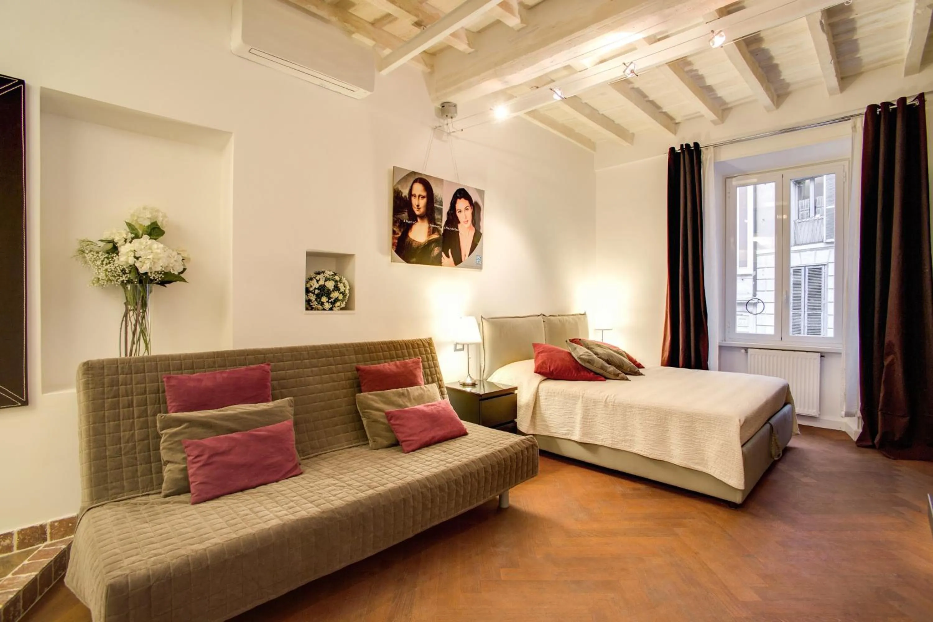 Decorative detail, Bed in Orso Luxury Apartment