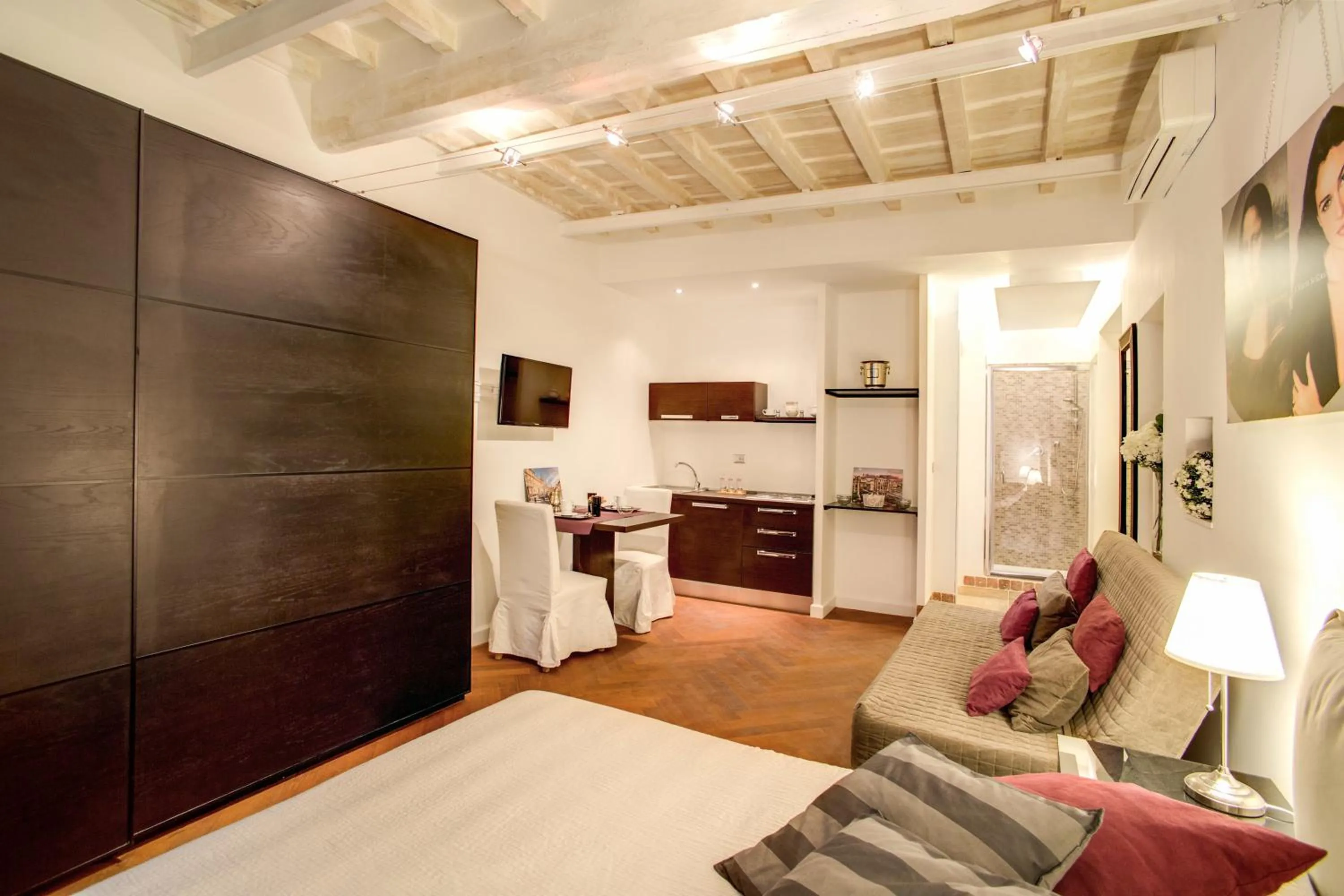 Photo of the whole room, Bed in Orso Luxury Apartment