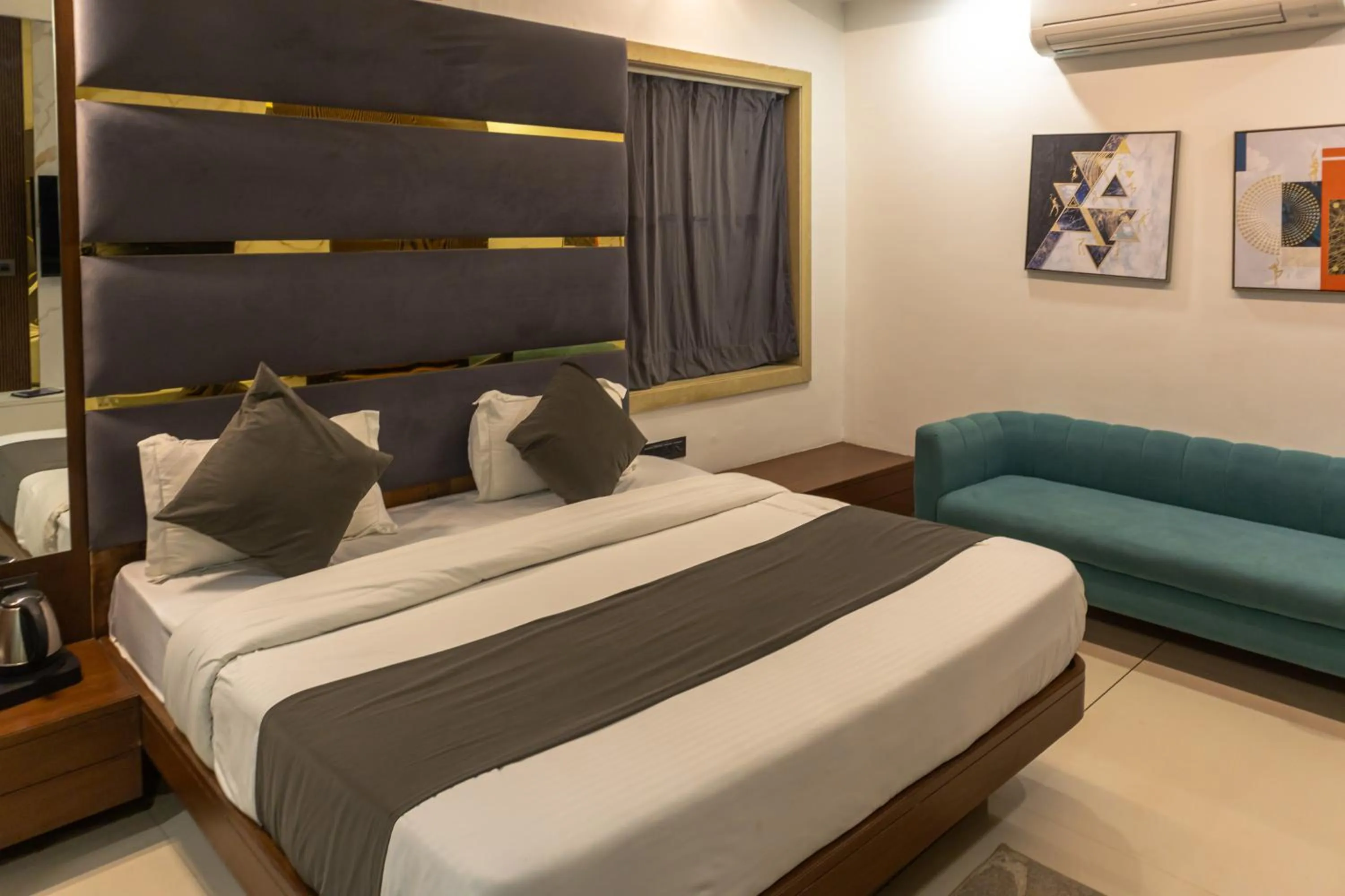 Bedroom, Bed in Hotel Divine Peak