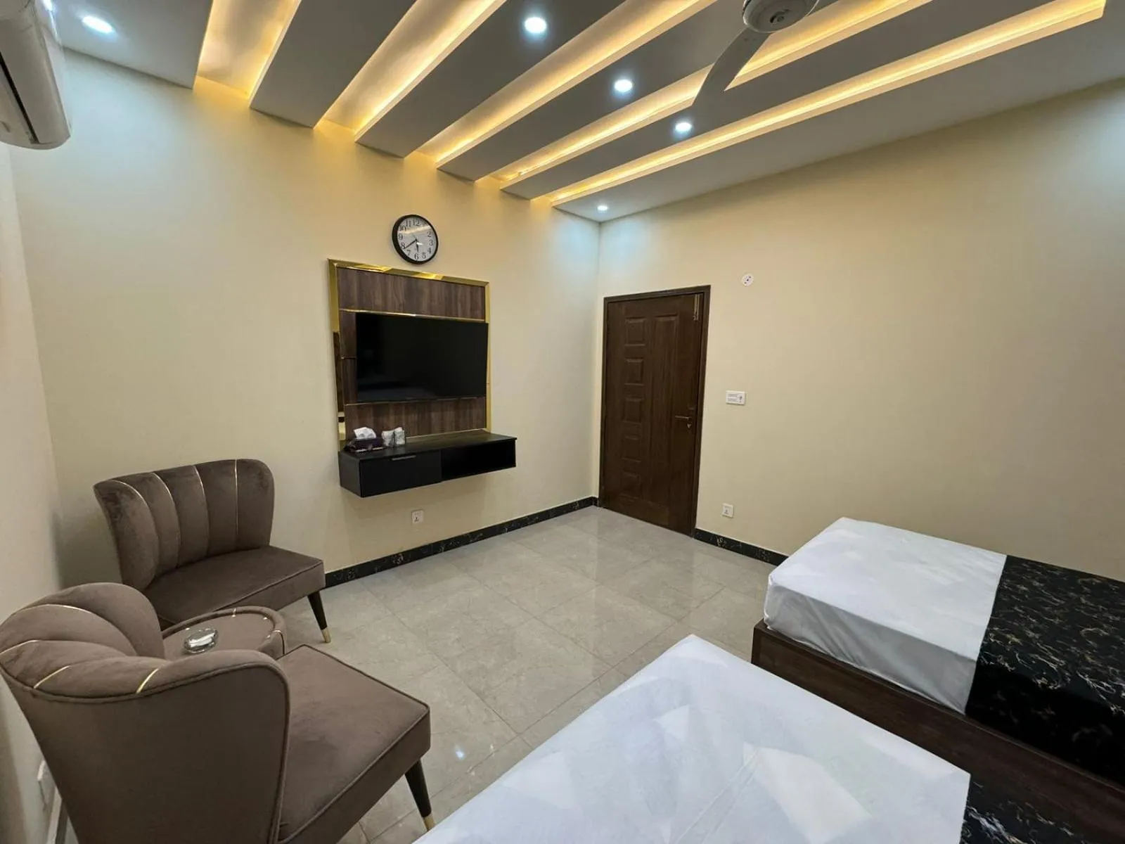 TV and multimedia, Bed in Gold Pine Hotel Lahore