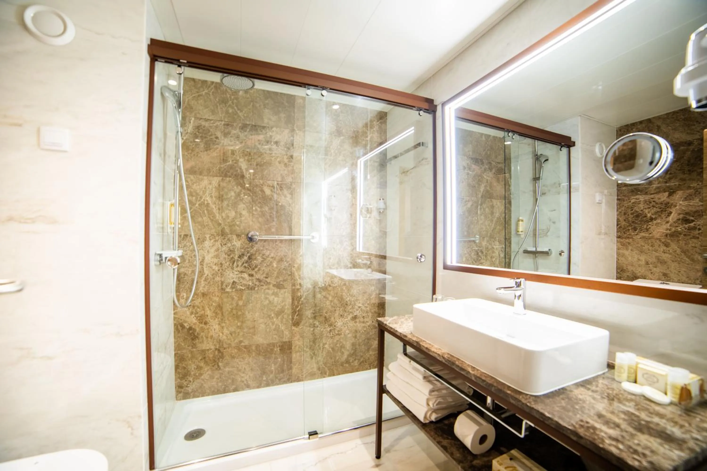 Bathroom in VIP Executive Suites do Marquês Hotel