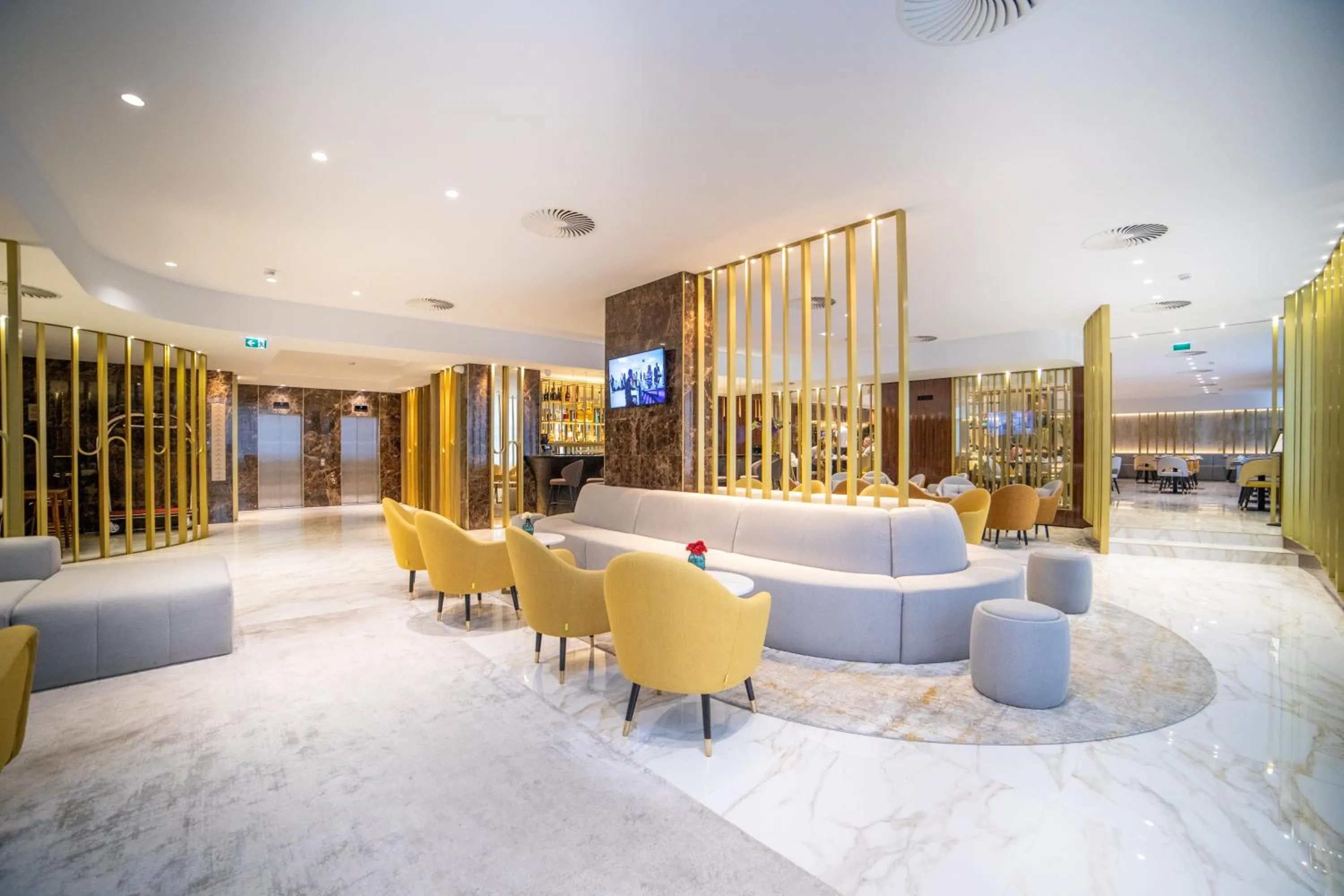 Communal lounge/ TV room in VIP Executive Suites do Marquês Hotel