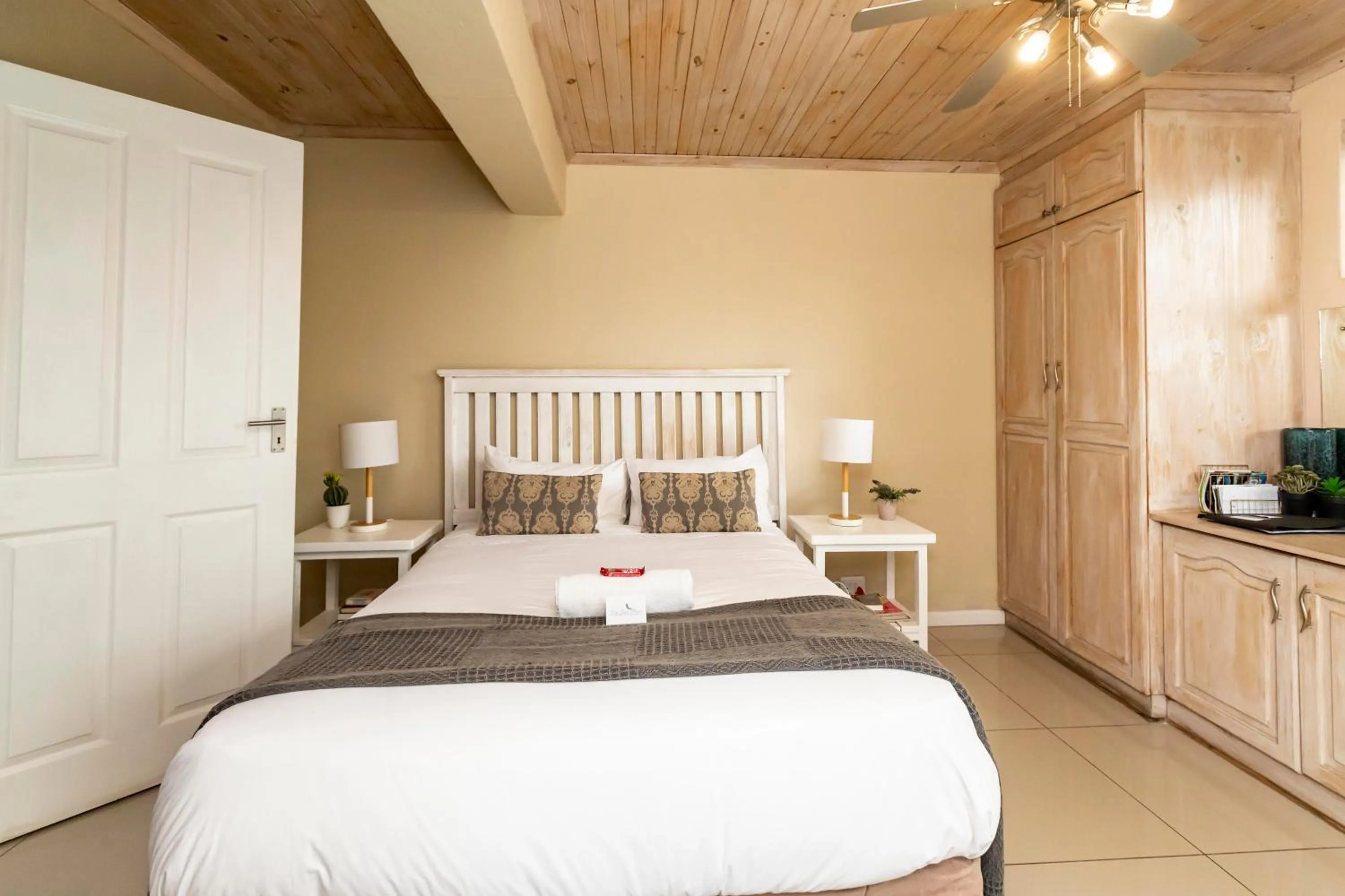 Bedroom, Bed in Fish Eagle Manor