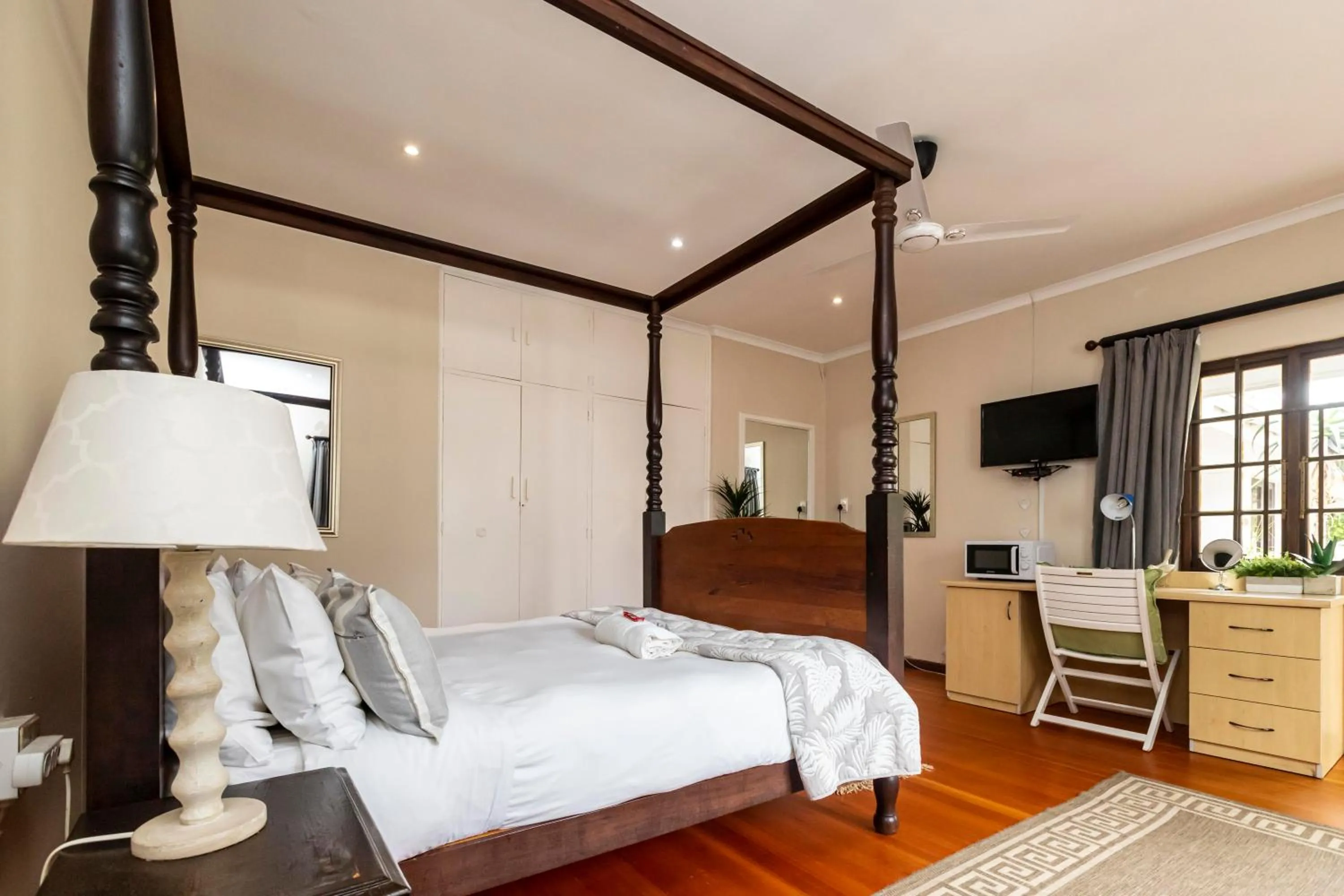 Photo of the whole room, Bed in Fish Eagle Manor