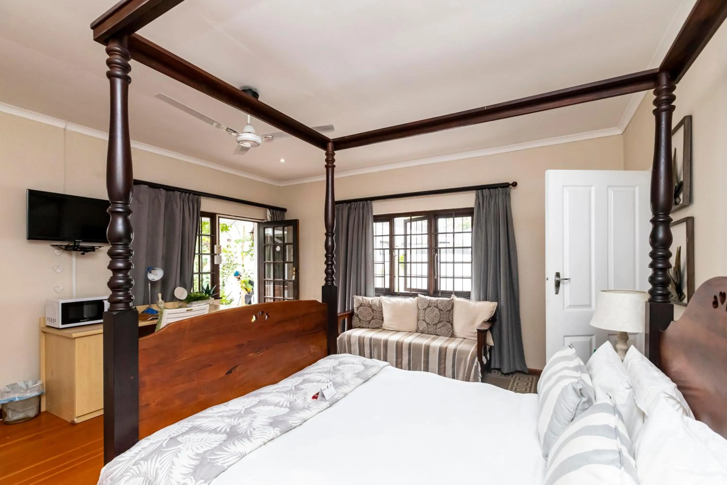 Bedroom, Bed in Fish Eagle Manor