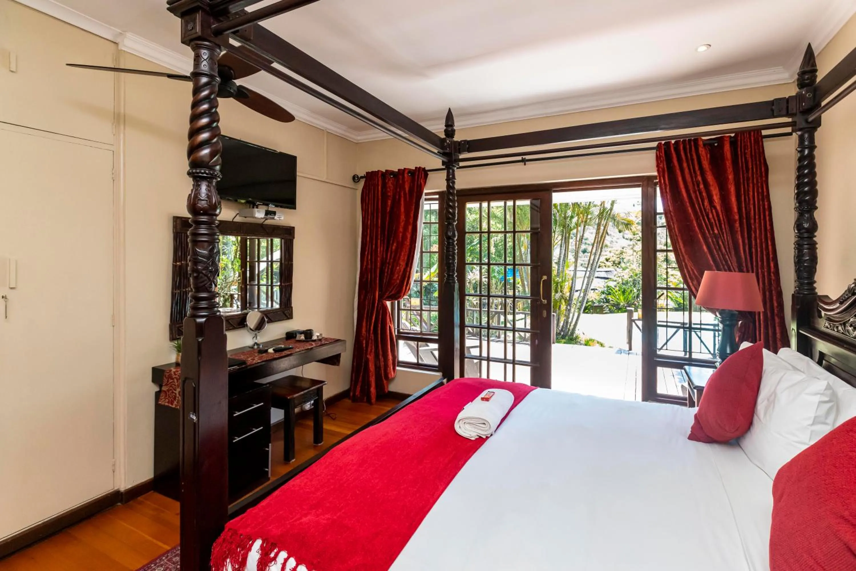 Photo of the whole room, Bed in Fish Eagle Manor