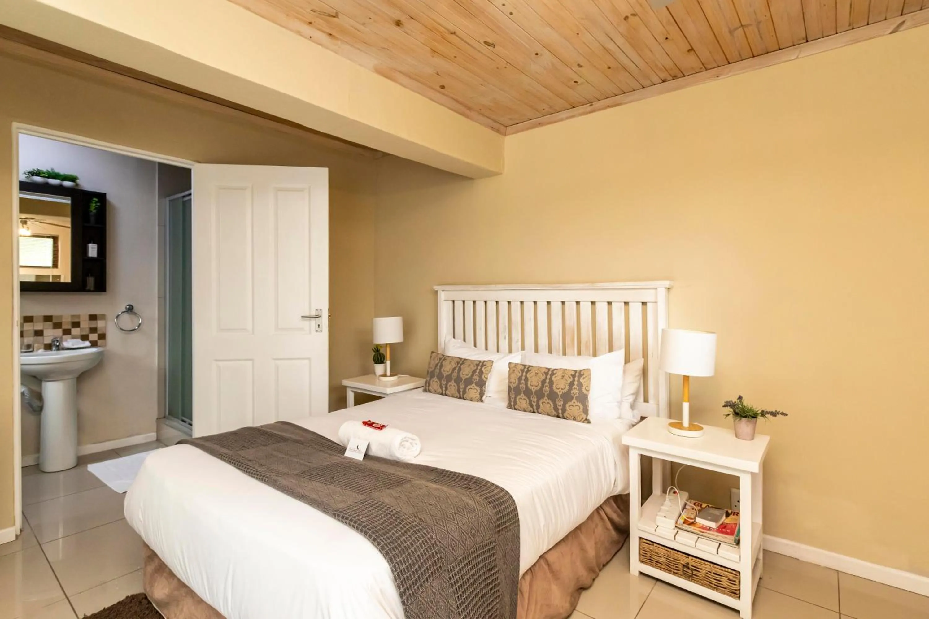 Bedroom, Bed in Fish Eagle Manor